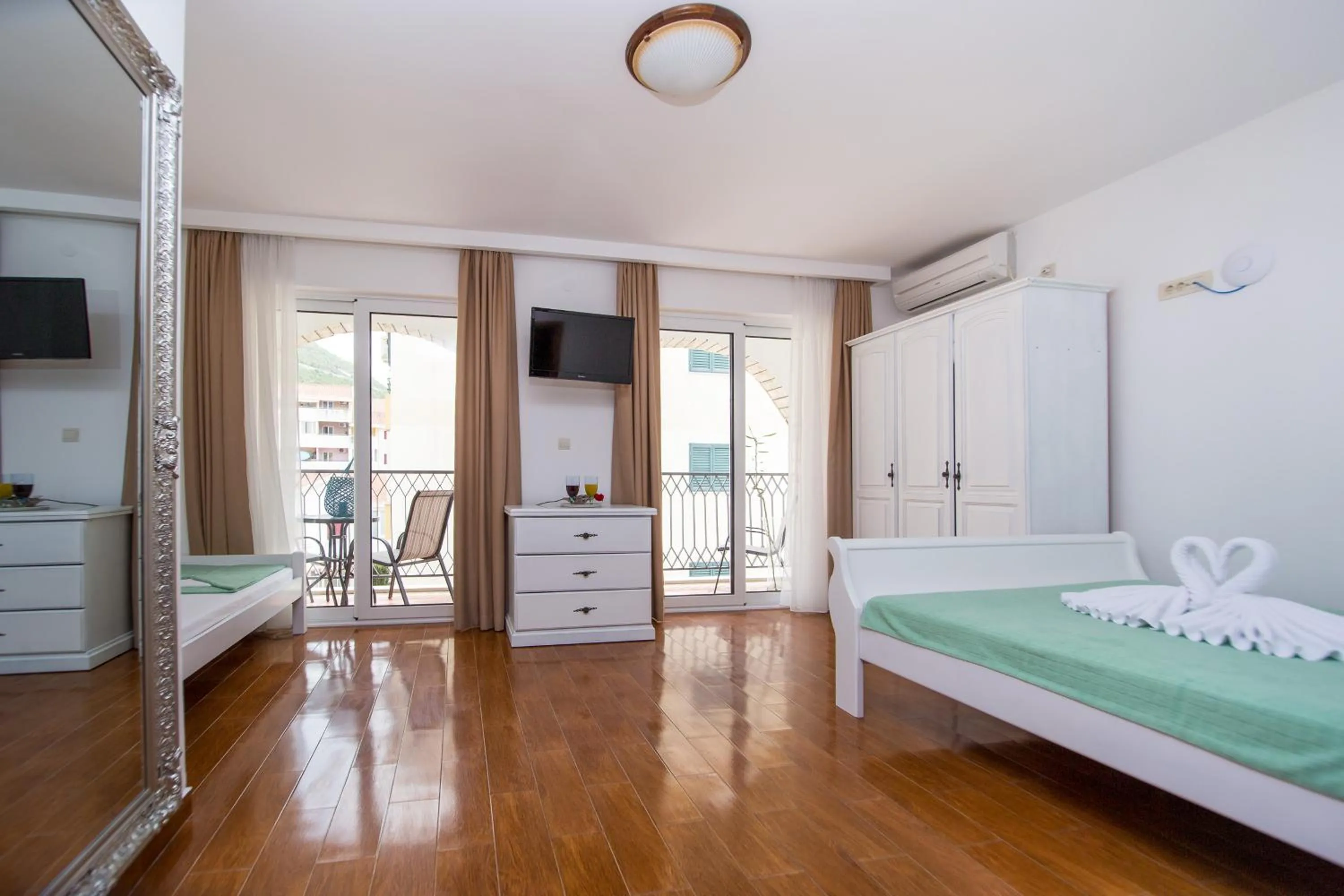 Photo of the whole room, Bed in Villa DiEden