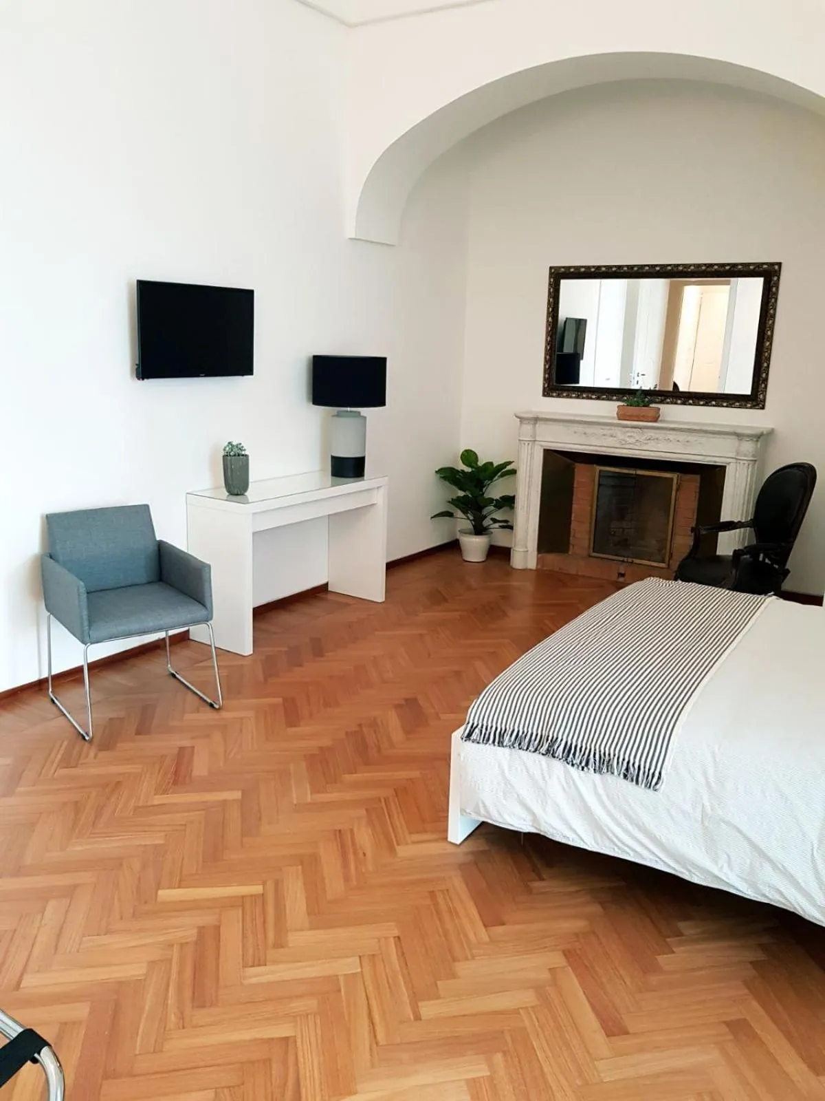 Photo of the whole room, Bed in BorgoAntico34 - Luxury Room