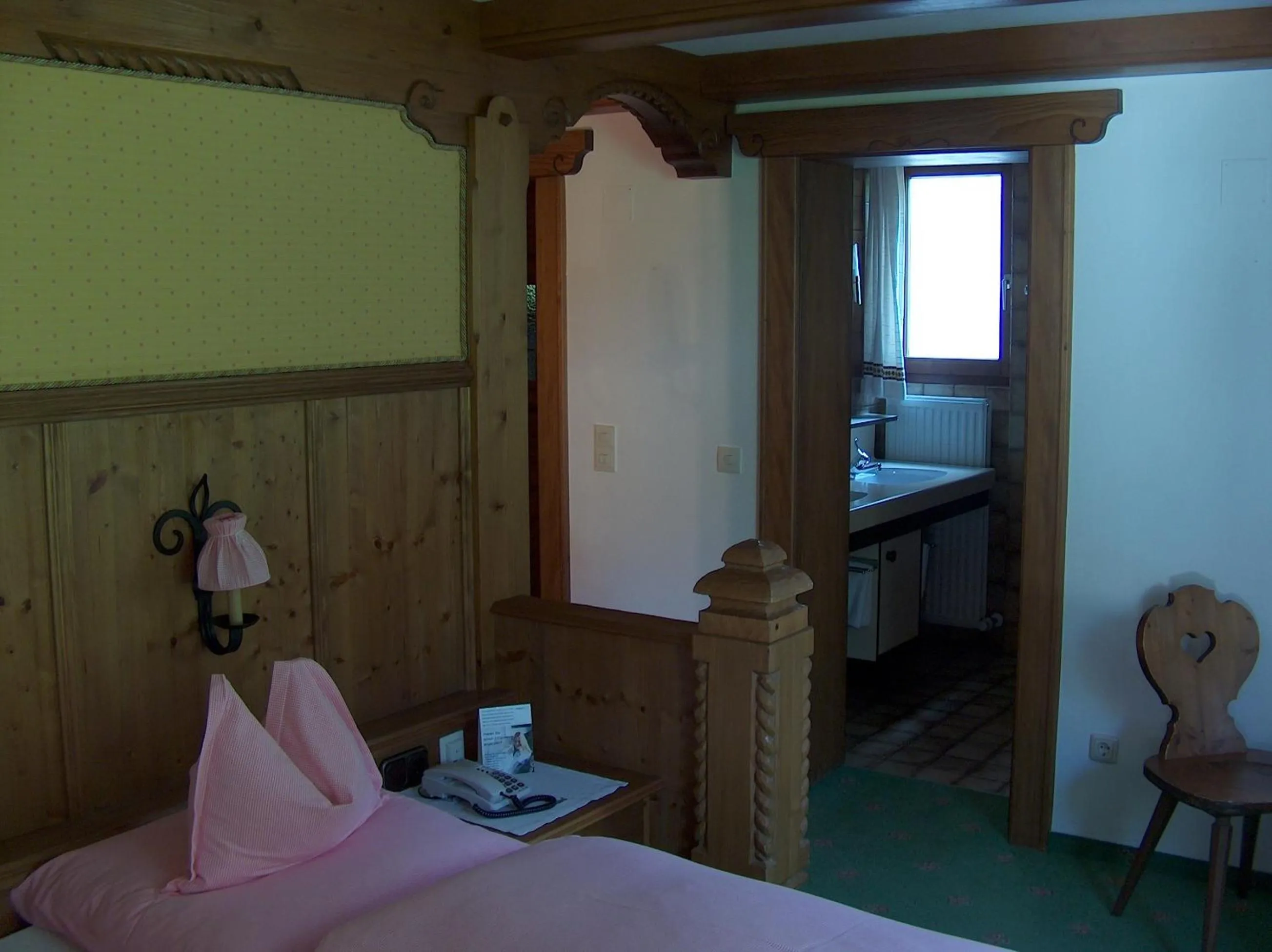 Bed, Bathroom in Hotel-Garni Felsenhof