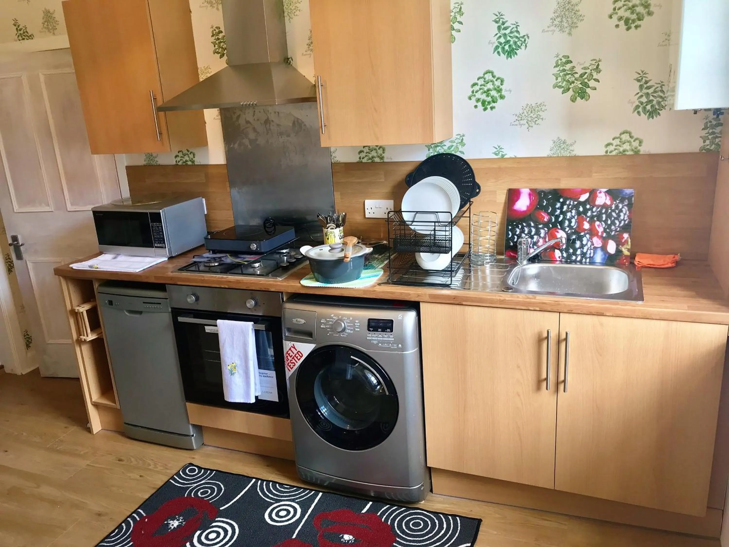 Kitchen or kitchenette in 233 Leith Apartment