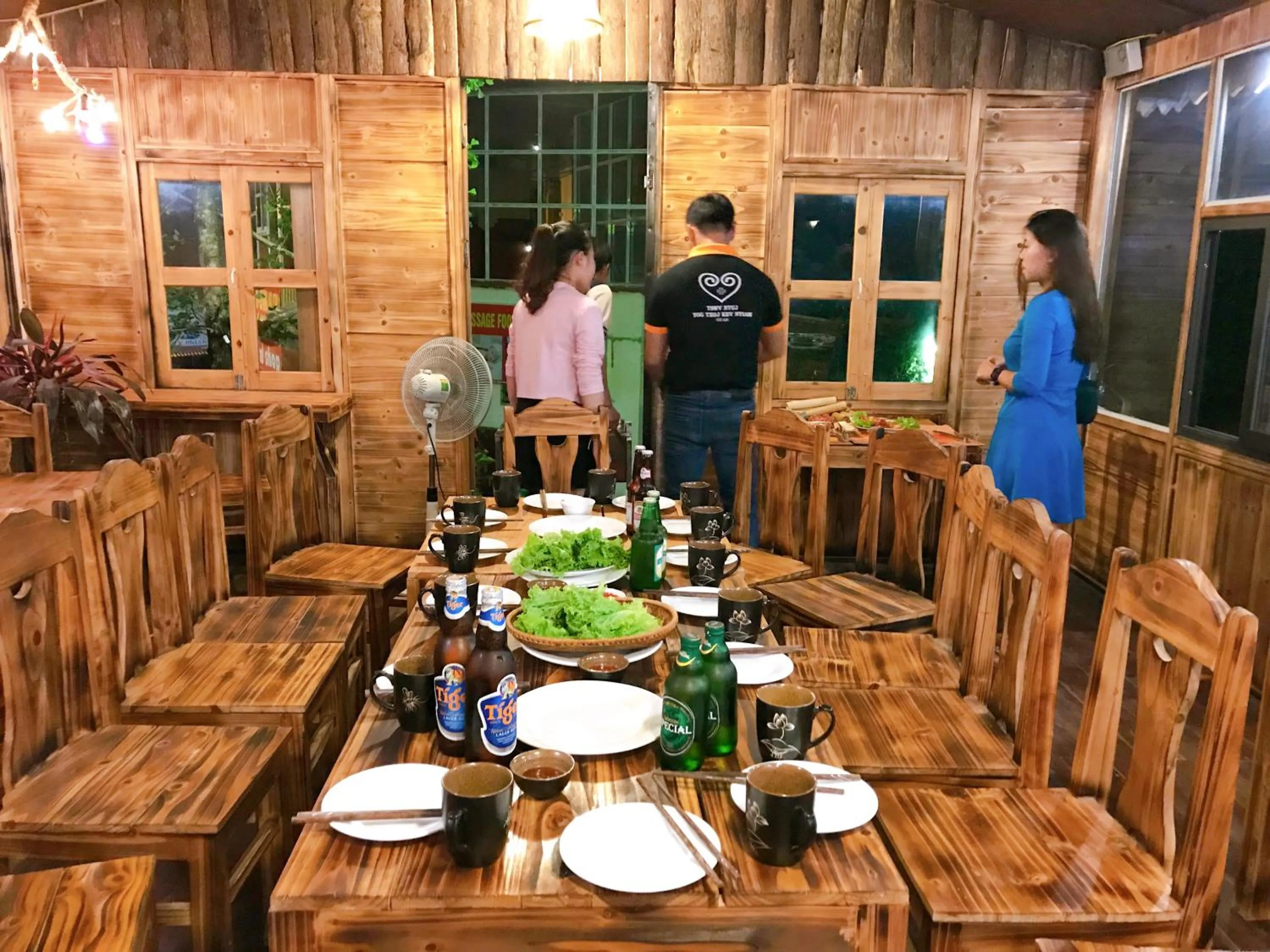 Restaurant/places to eat in Sweet Time Hotel