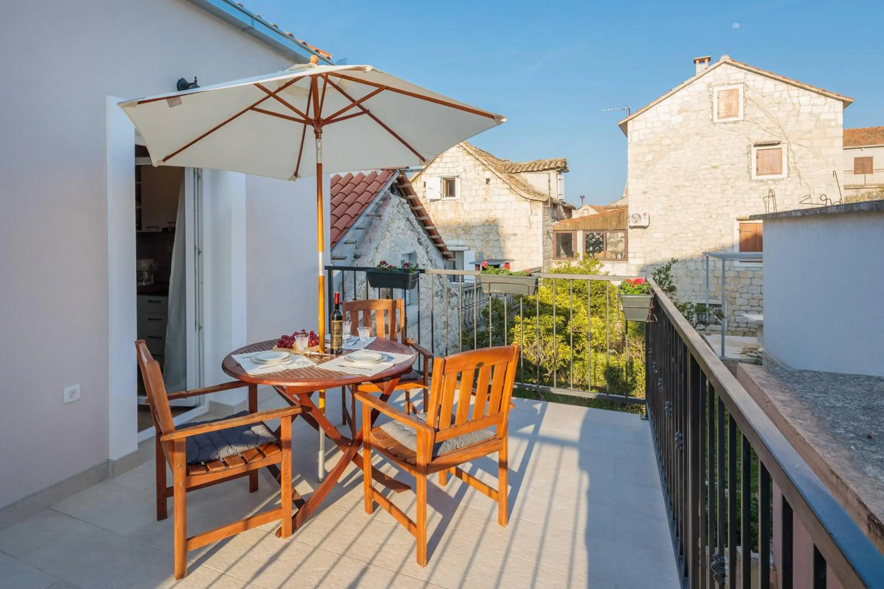 Zlatin Dvor - apartments for 3, terrace, Trogir center, beach at 5-min, BIKE friendly Zlatin Dvor - apartments for 3, terrace, Trogir center, beach at 5-min, BIKE friendly