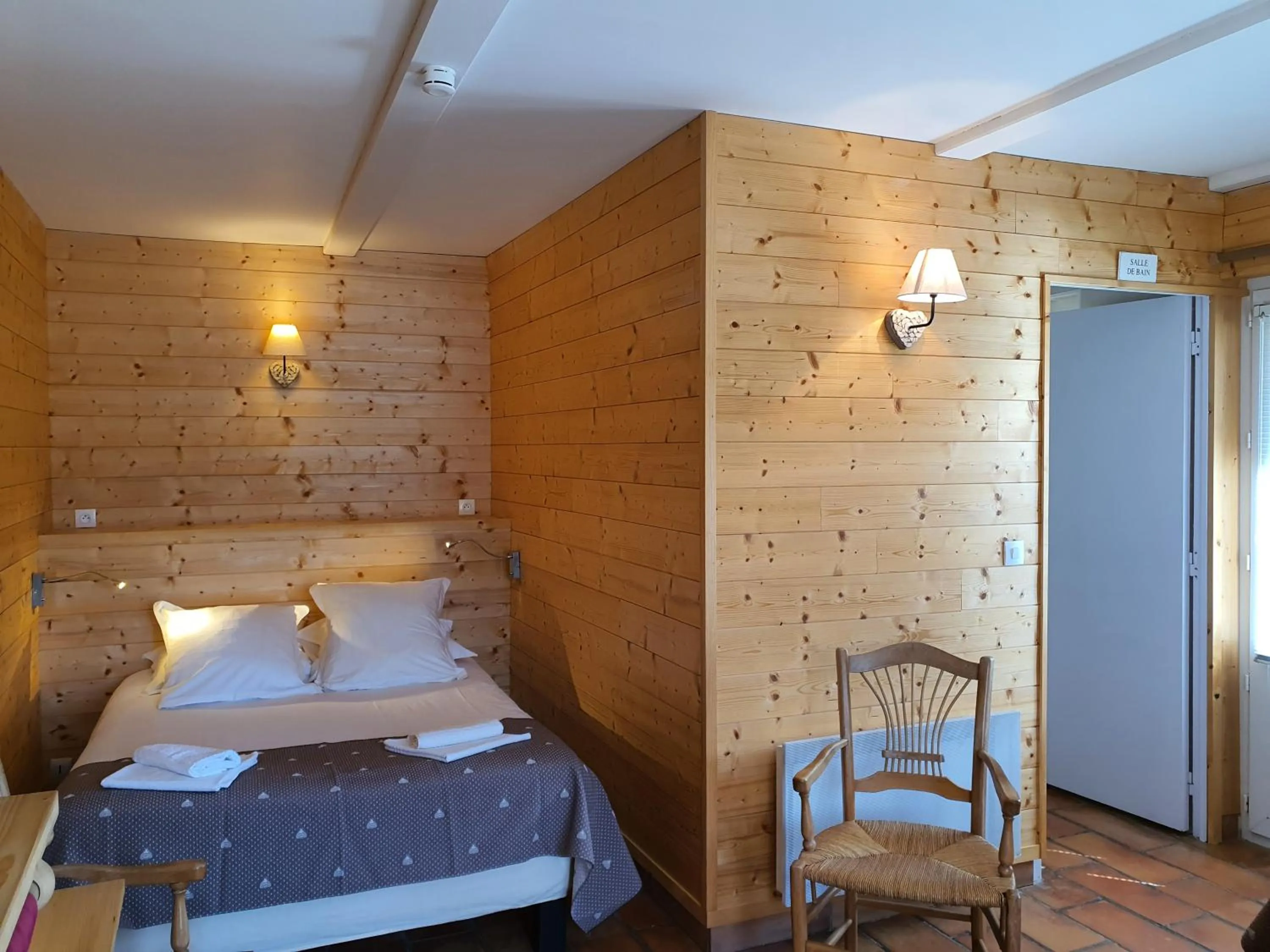 Bed in Logis Hôtel Restaurant L'Escarbille