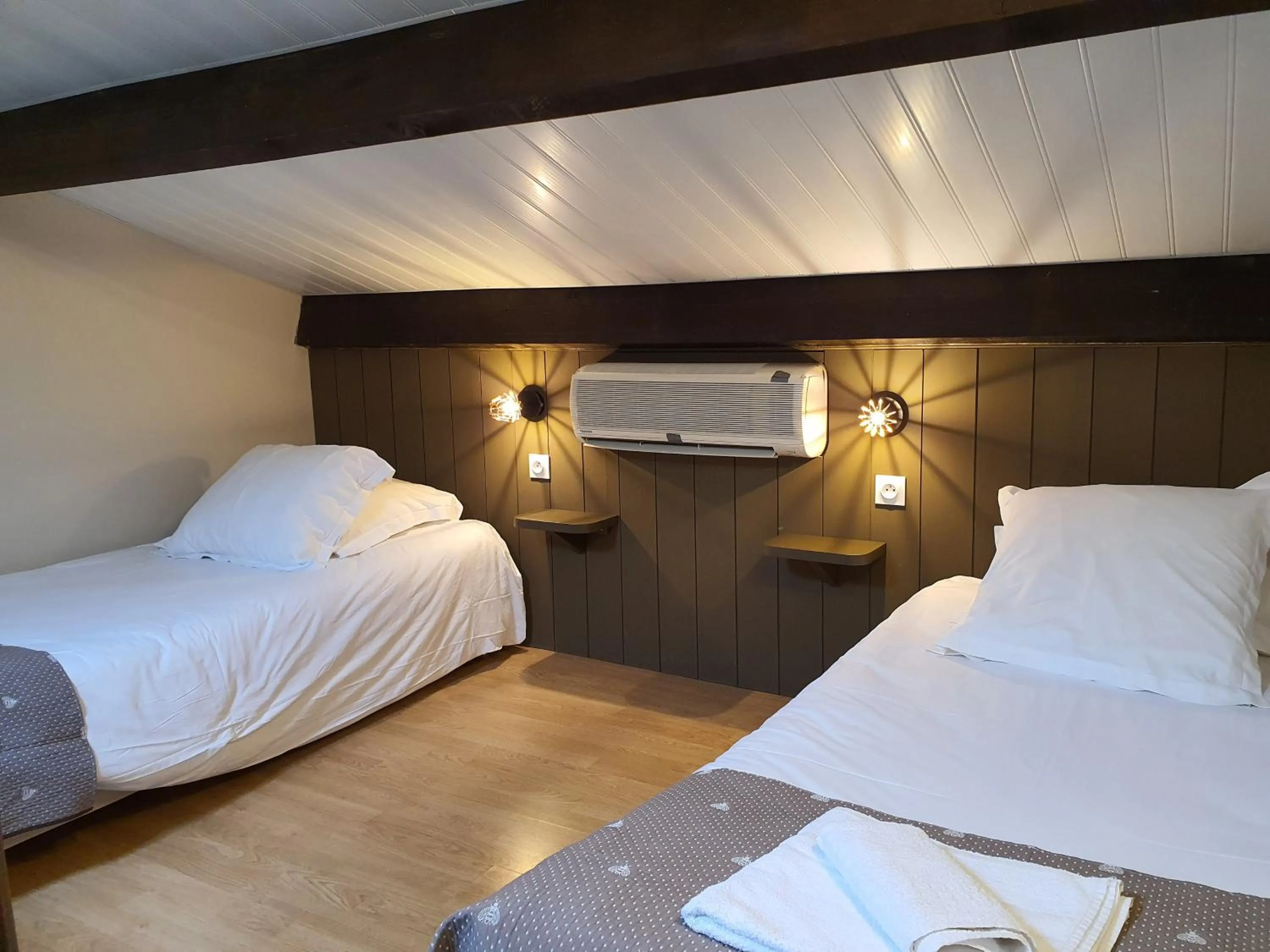 Bed in Logis Hôtel Restaurant L'Escarbille