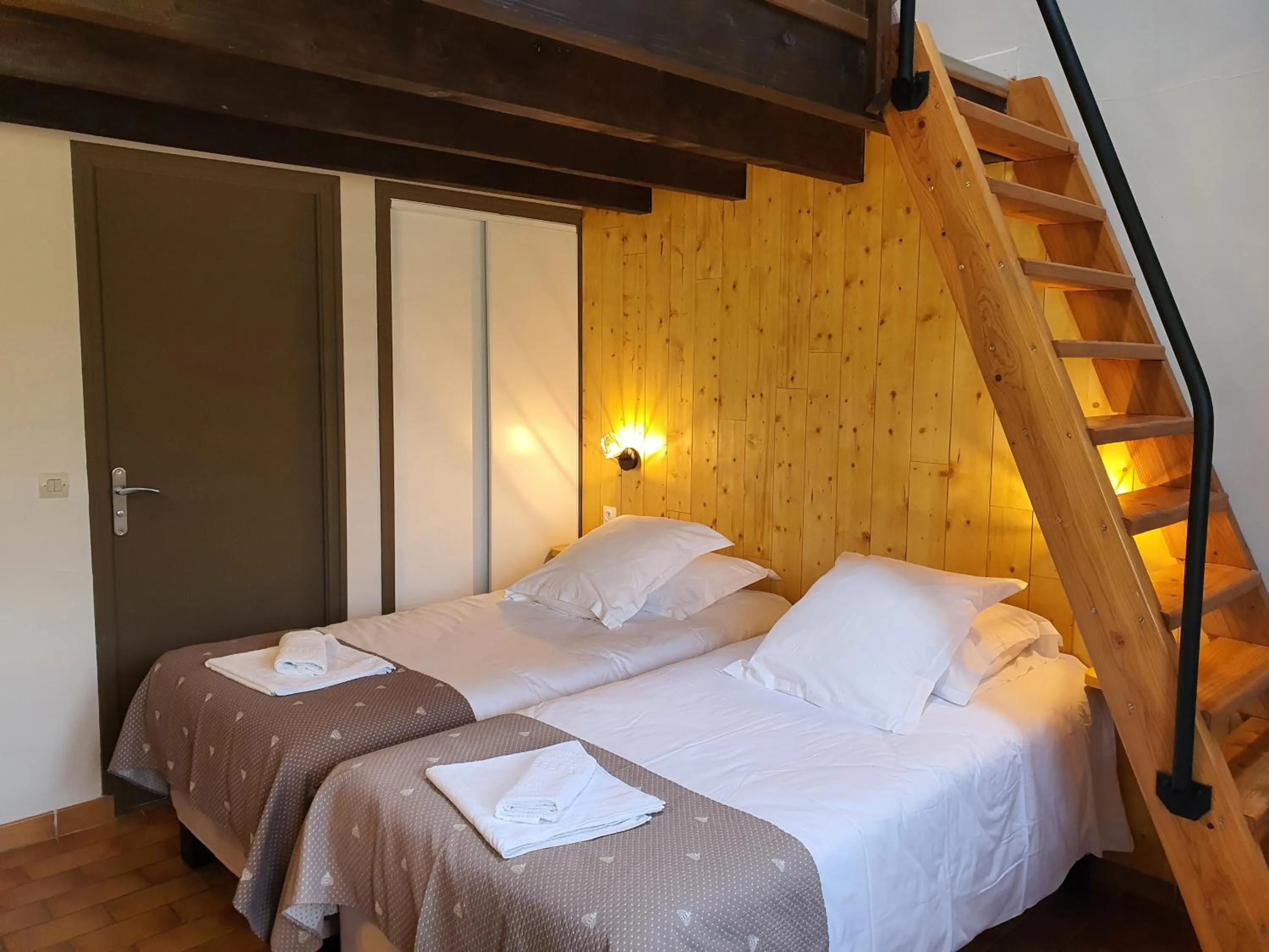 Bed in Logis Hôtel Restaurant L'Escarbille