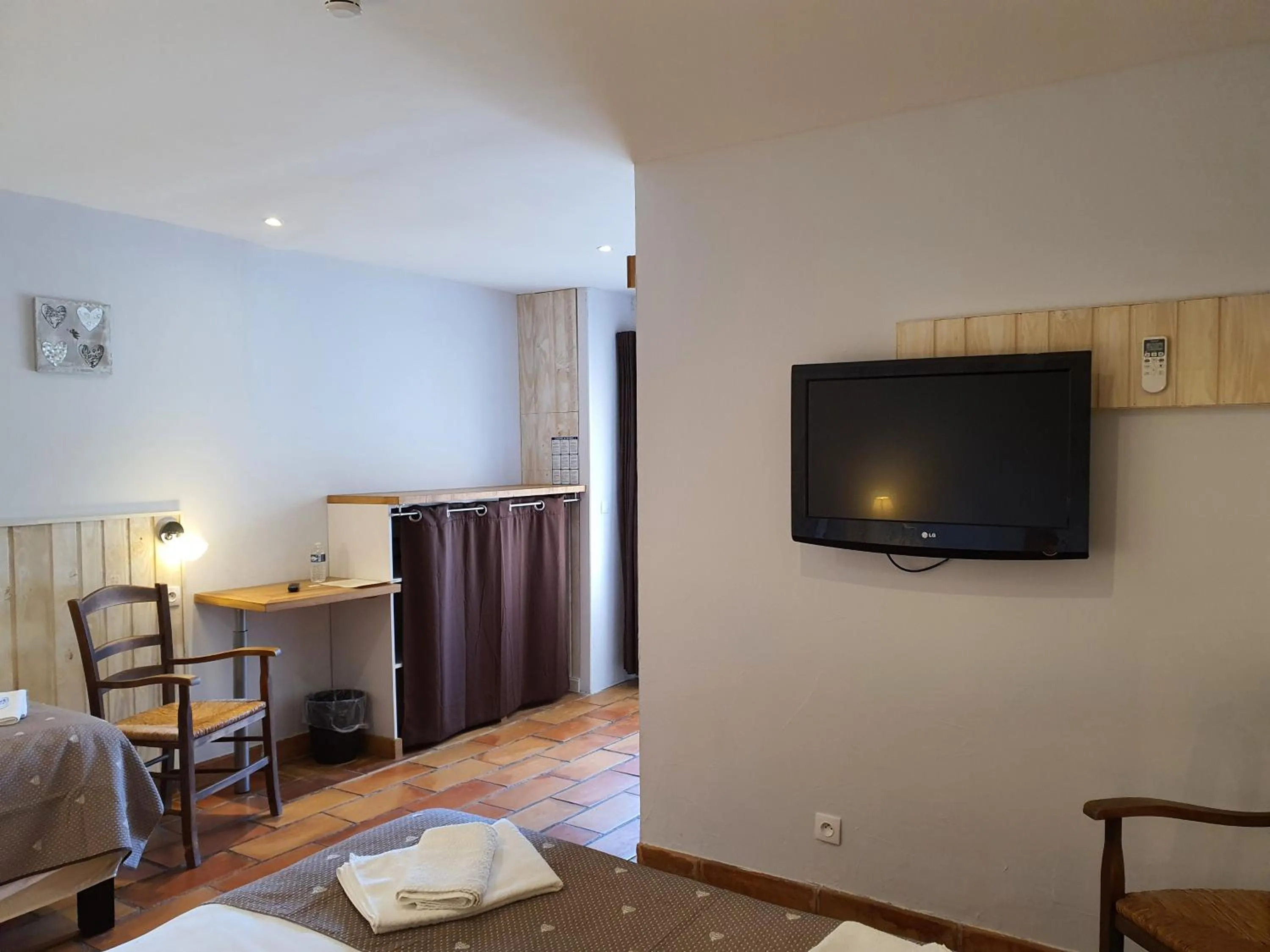 Bed in Logis Hôtel Restaurant L'Escarbille