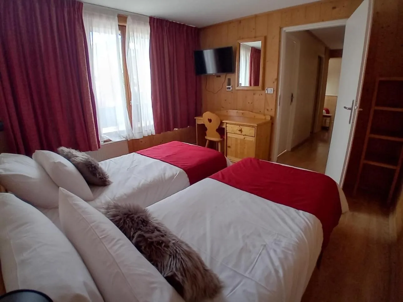 Communal lounge/ TV room, Bed in Hotel le Sherpa