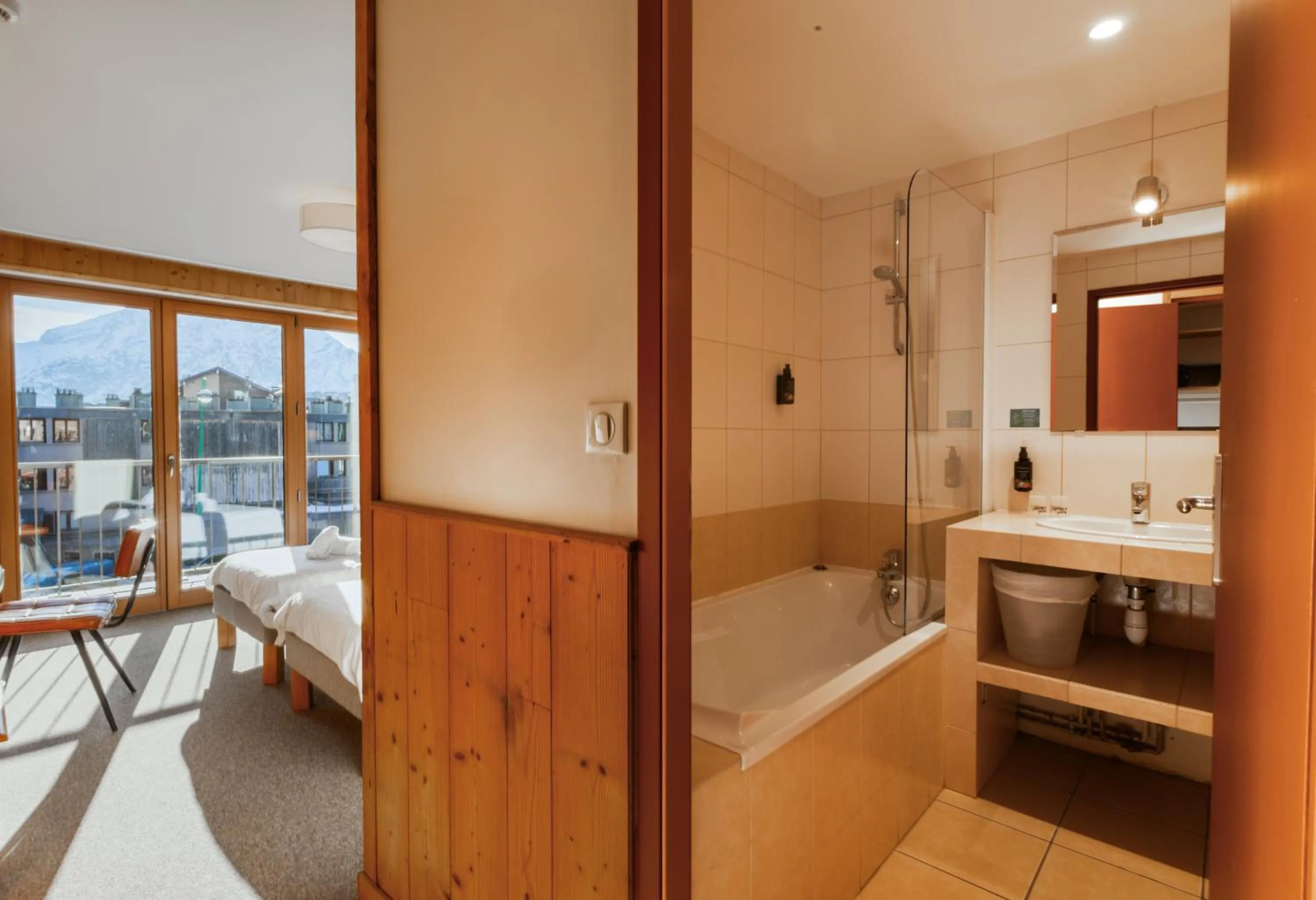 Bathroom, Bed in Hotel le Sherpa