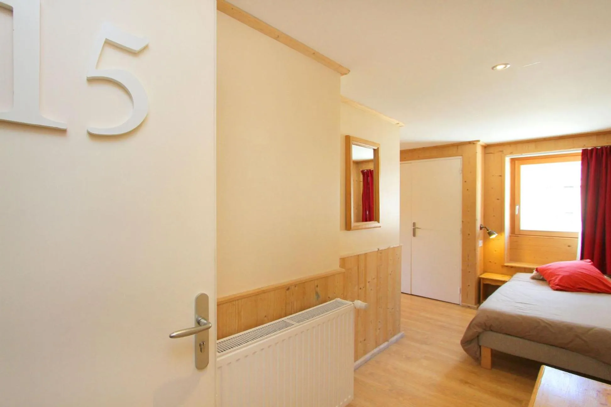 Photo of the whole room, Bed in Hotel le Sherpa