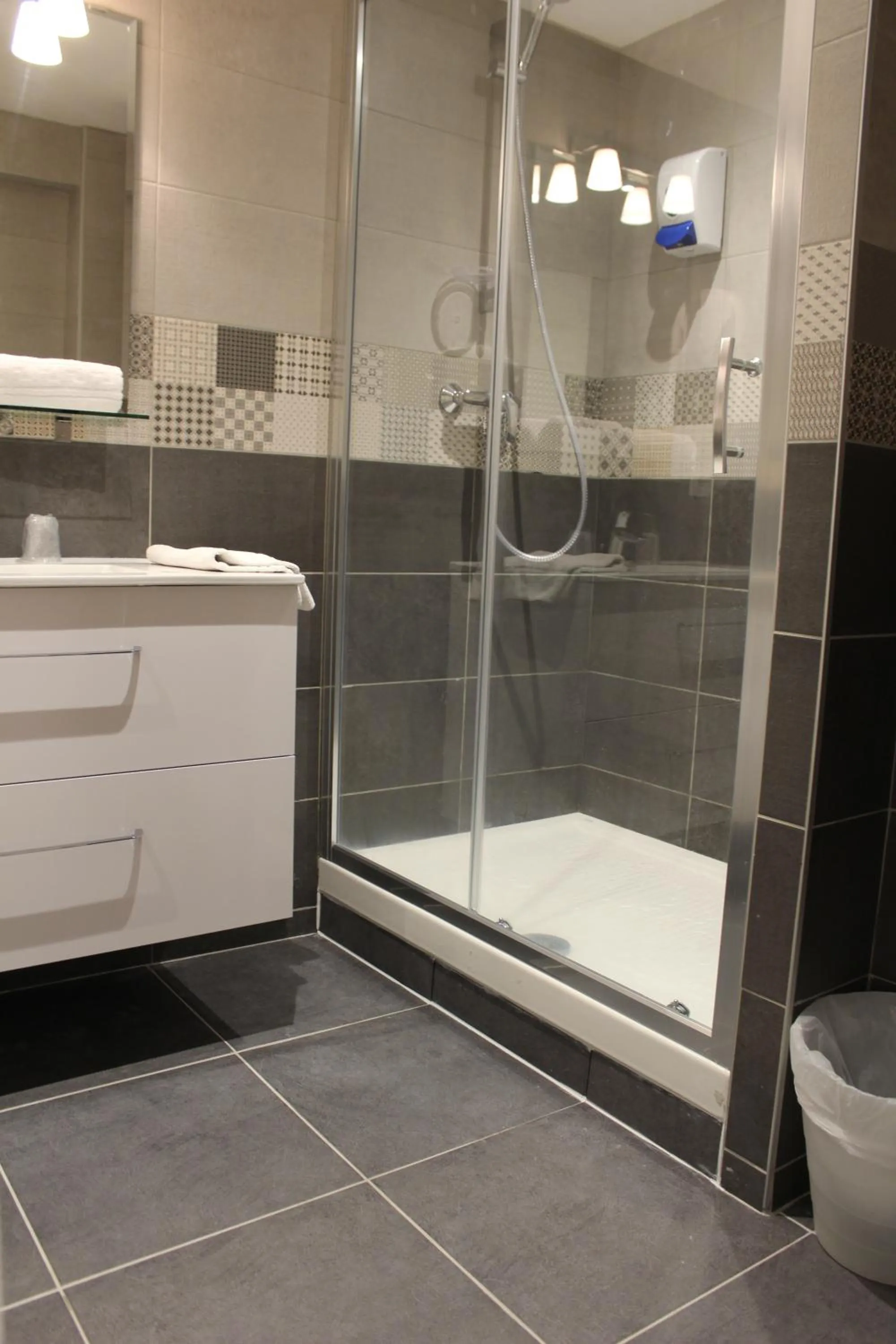 Shower in Hotel le Sherpa