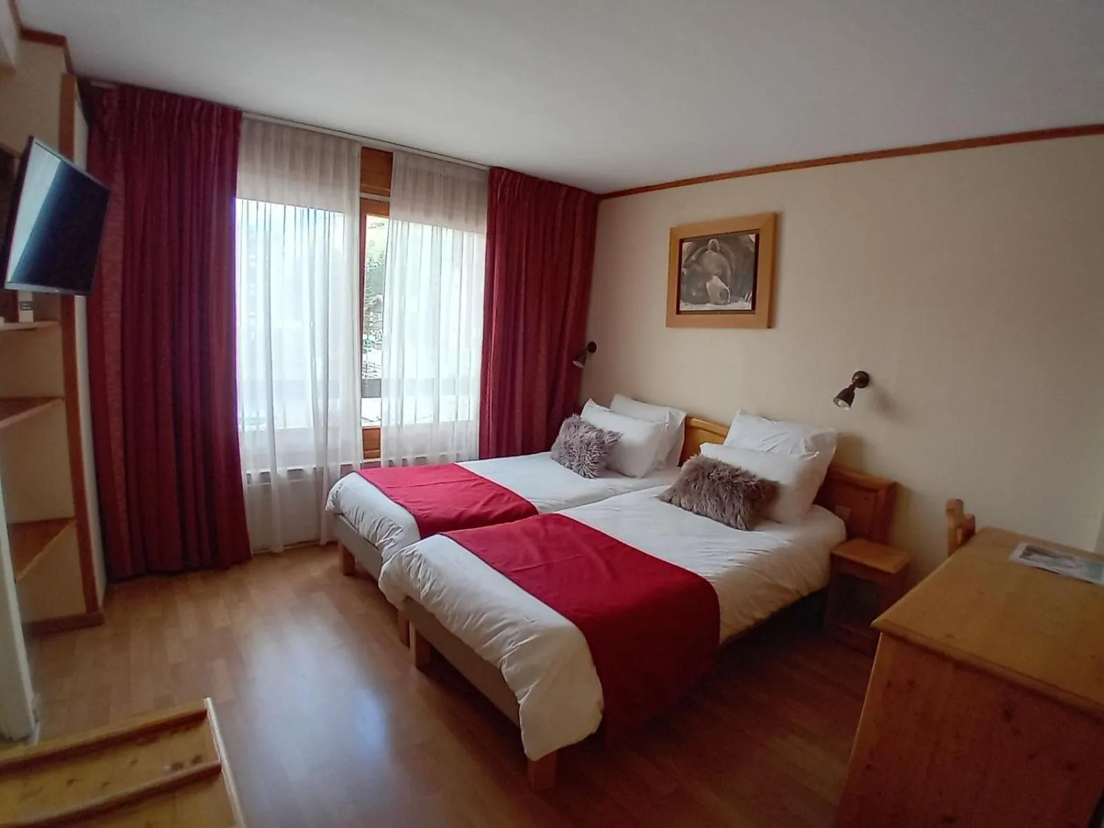 Communal lounge/ TV room, Bed in Hotel le Sherpa