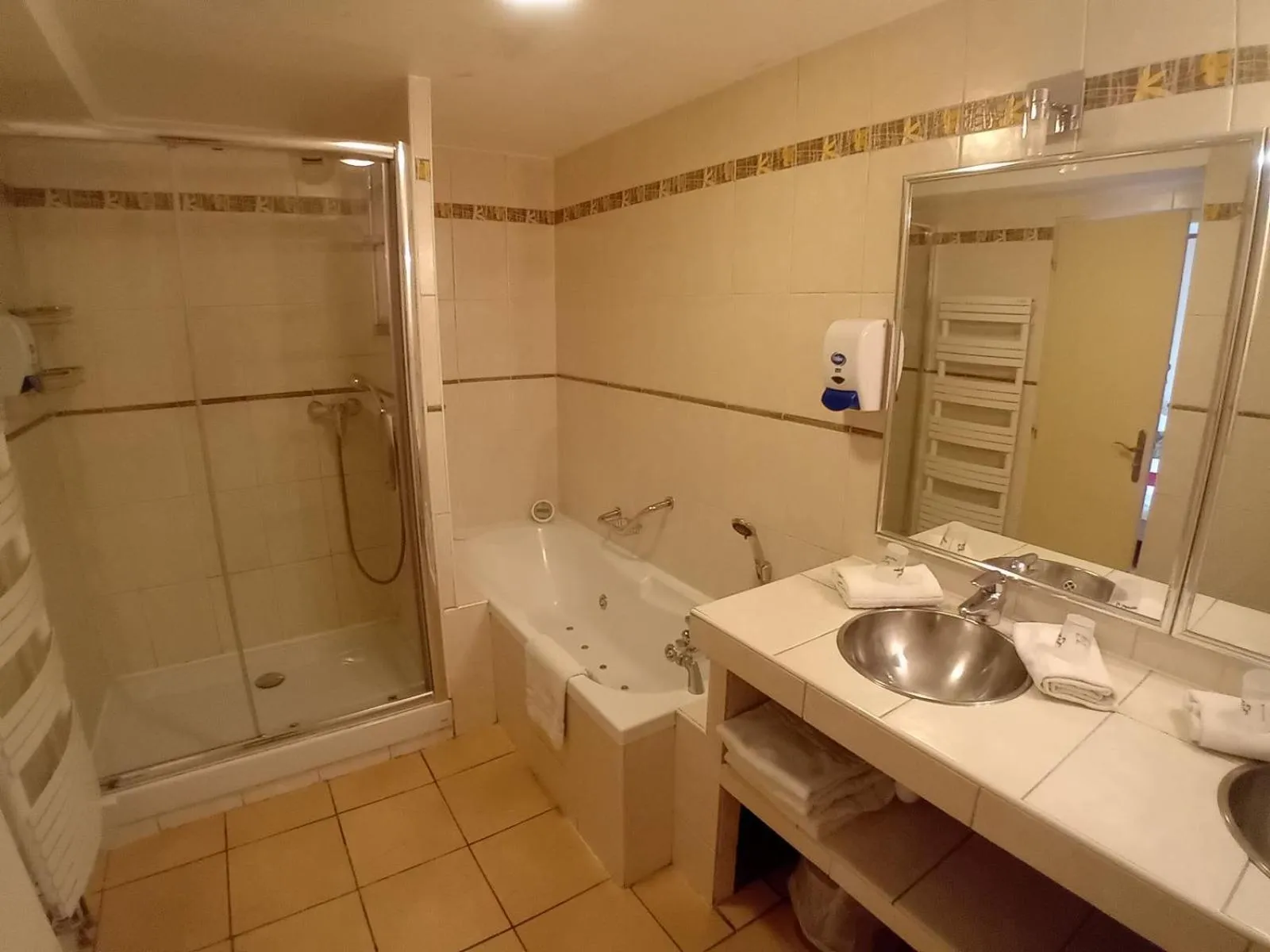 Shower in Hotel le Sherpa