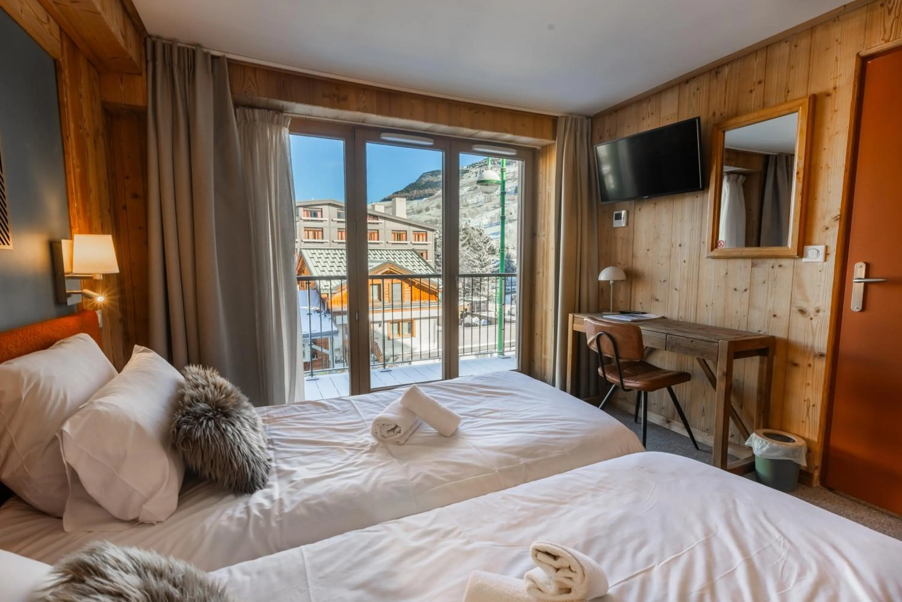 View (from property/room), Bed in Hotel le Sherpa