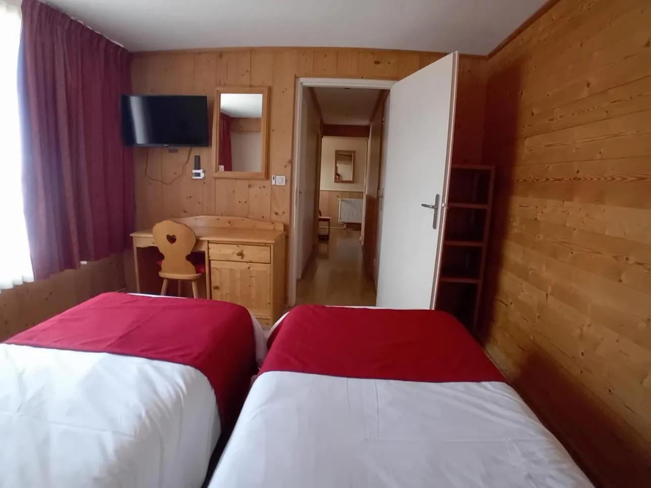 Communal lounge/ TV room, Bed in Hotel le Sherpa