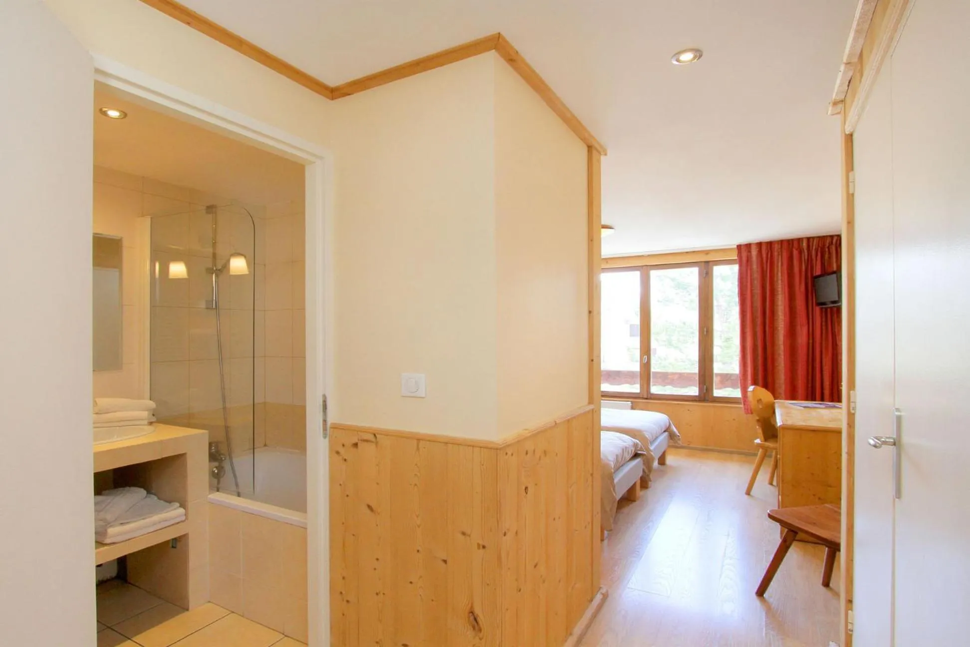 Photo of the whole room, Bed in Hotel le Sherpa