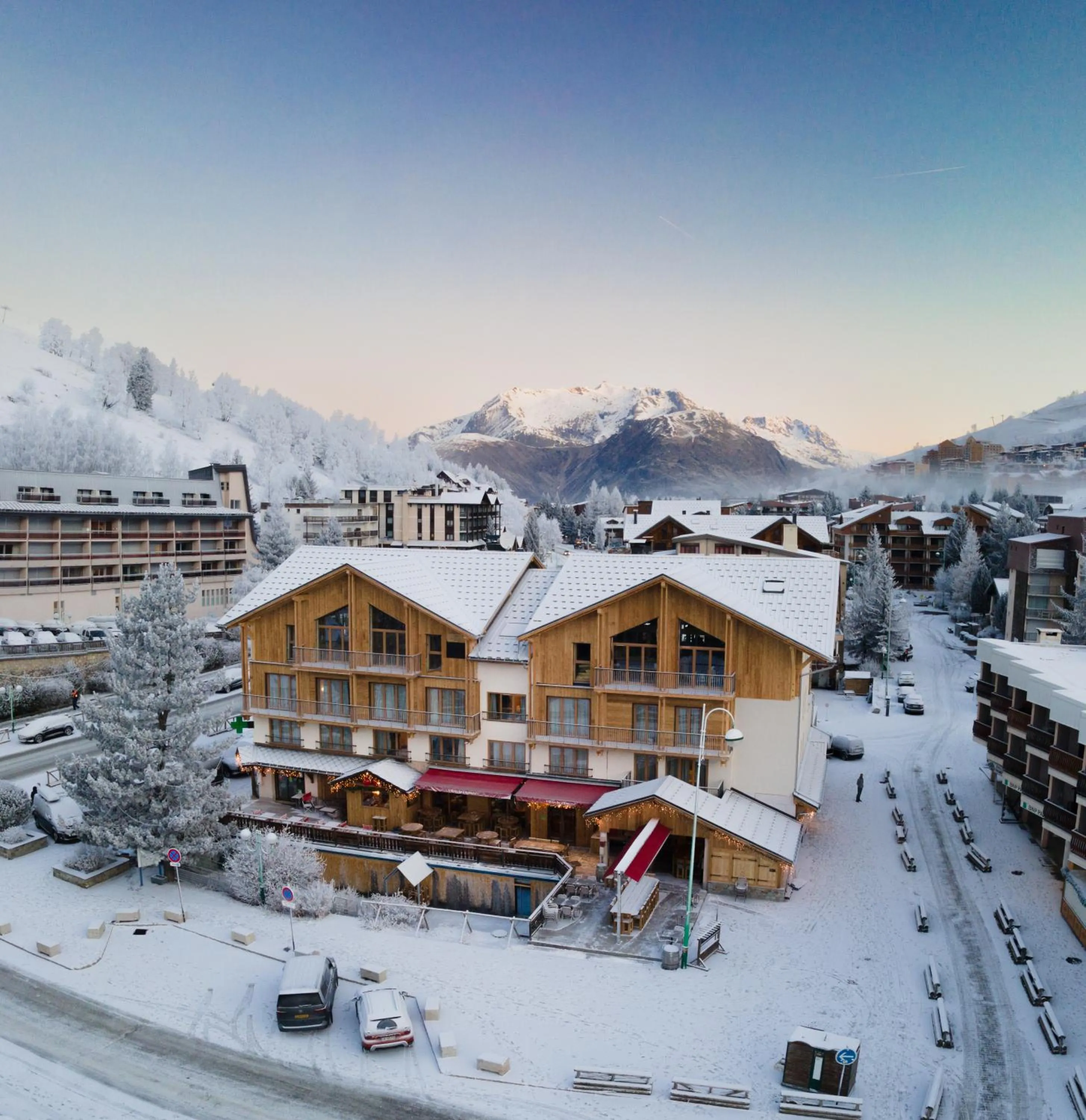 Facade/entrance in Hotel le Sherpa