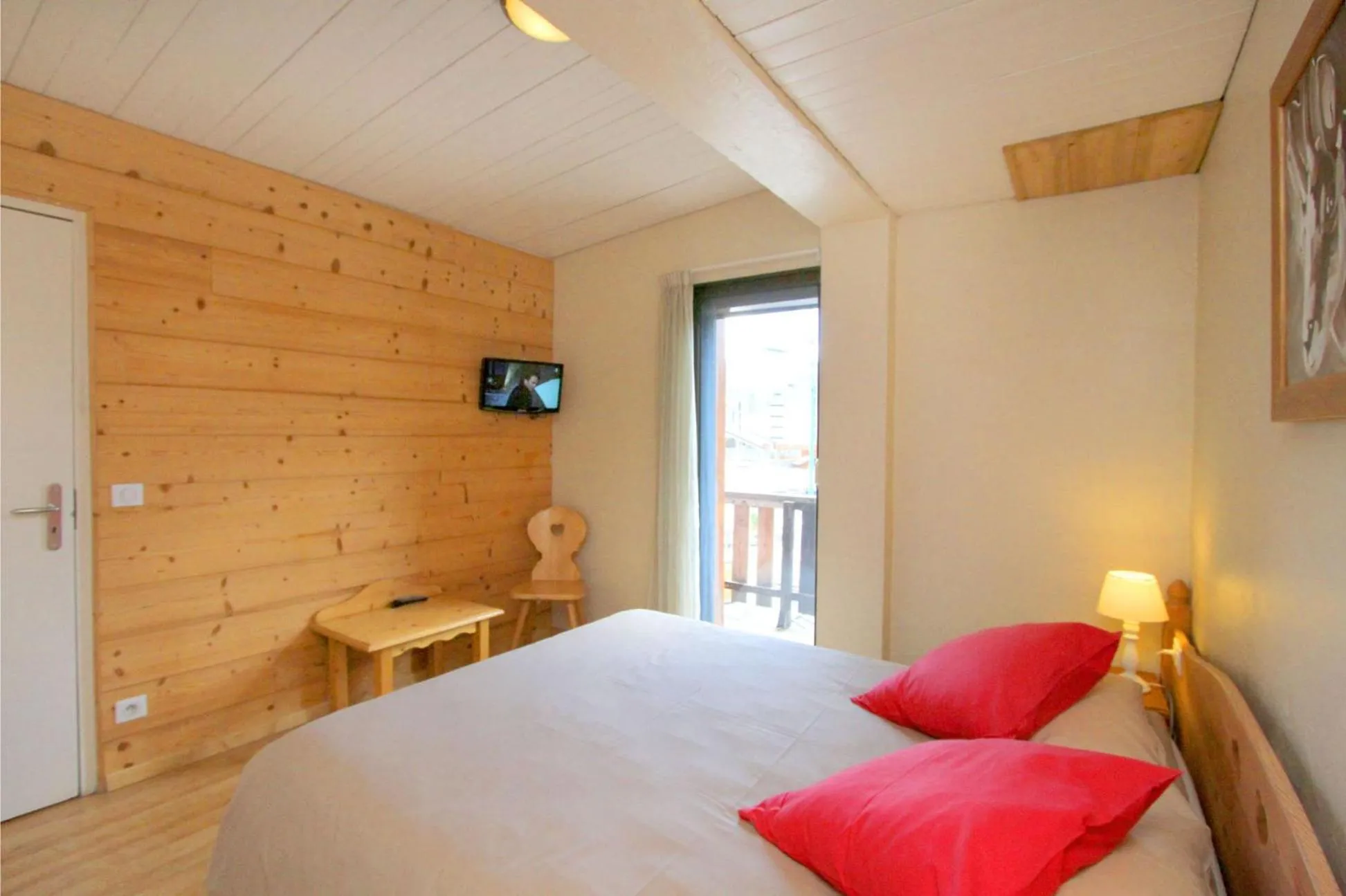 Photo of the whole room, Bed in Hotel le Sherpa