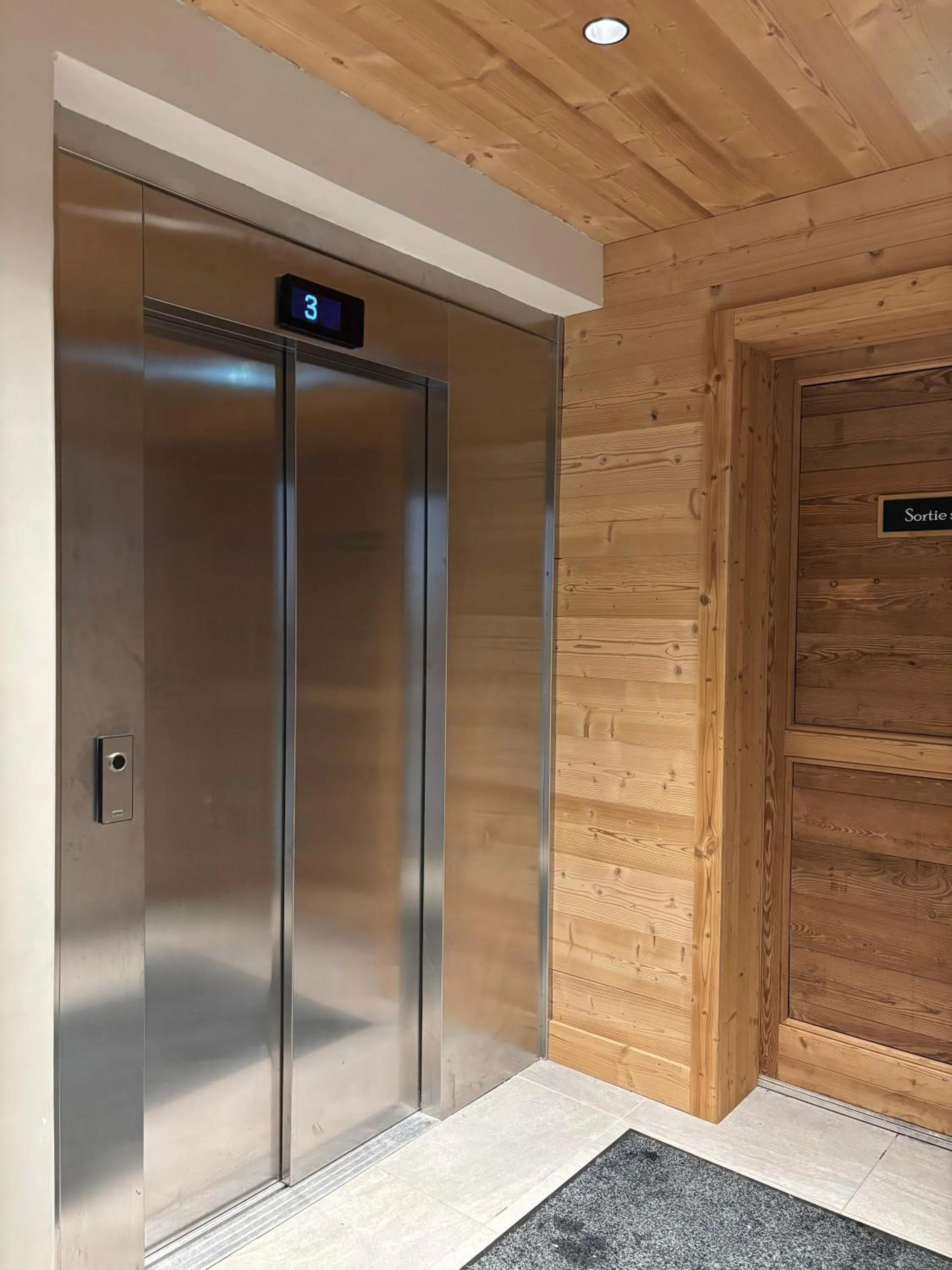 Facade/entrance in Hotel le Sherpa