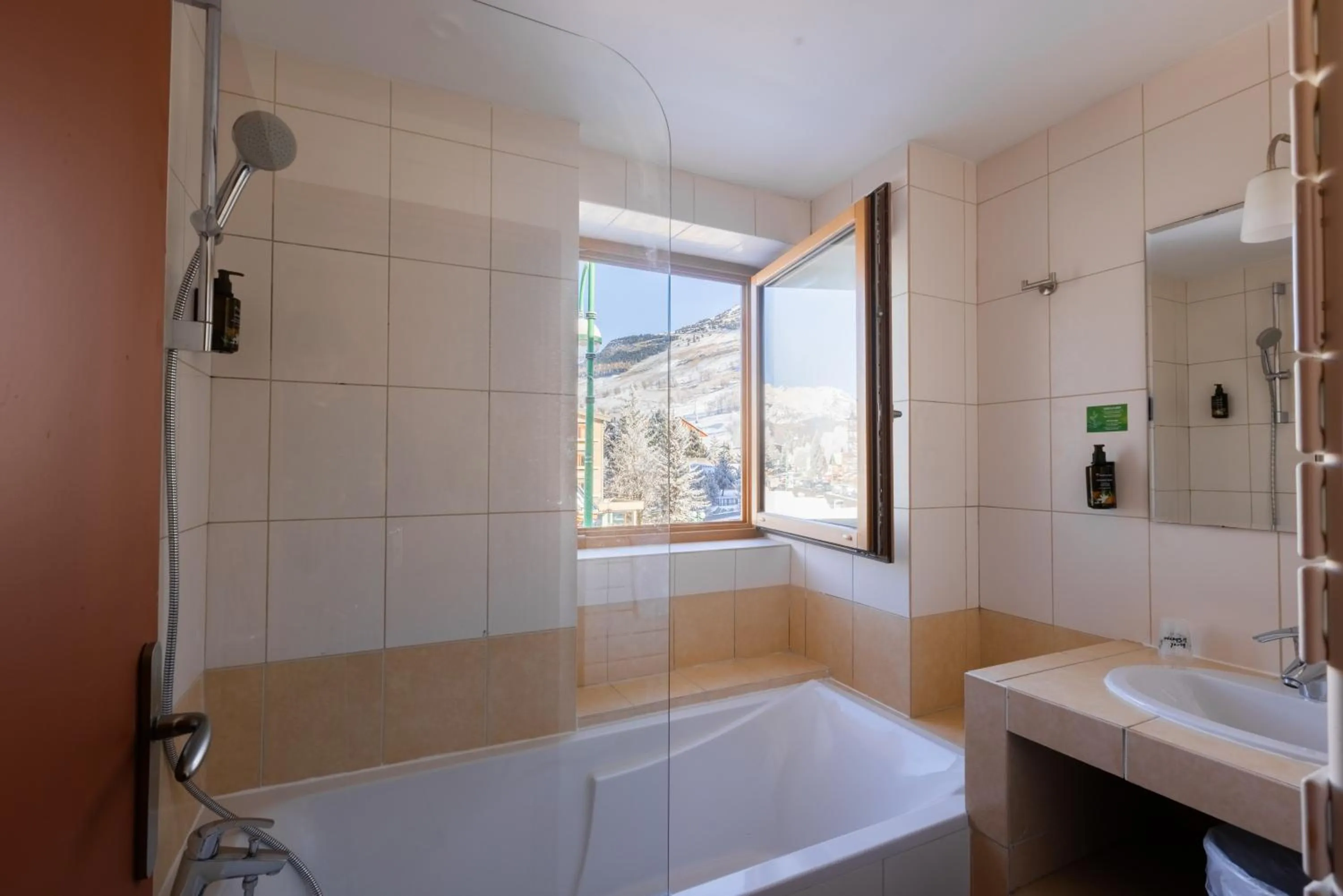 Bedroom in Hotel le Sherpa