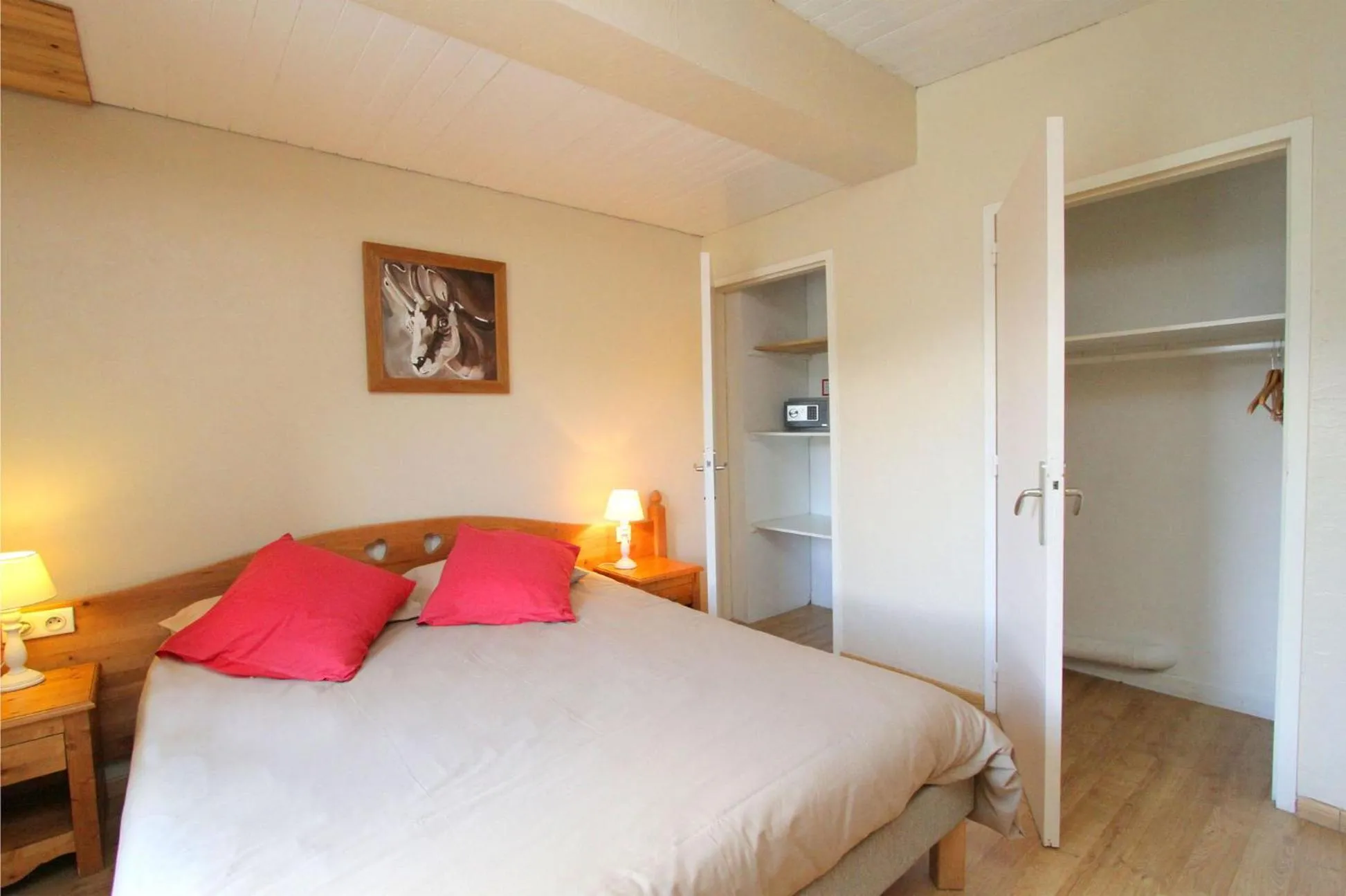 Photo of the whole room, Bed in Hotel le Sherpa