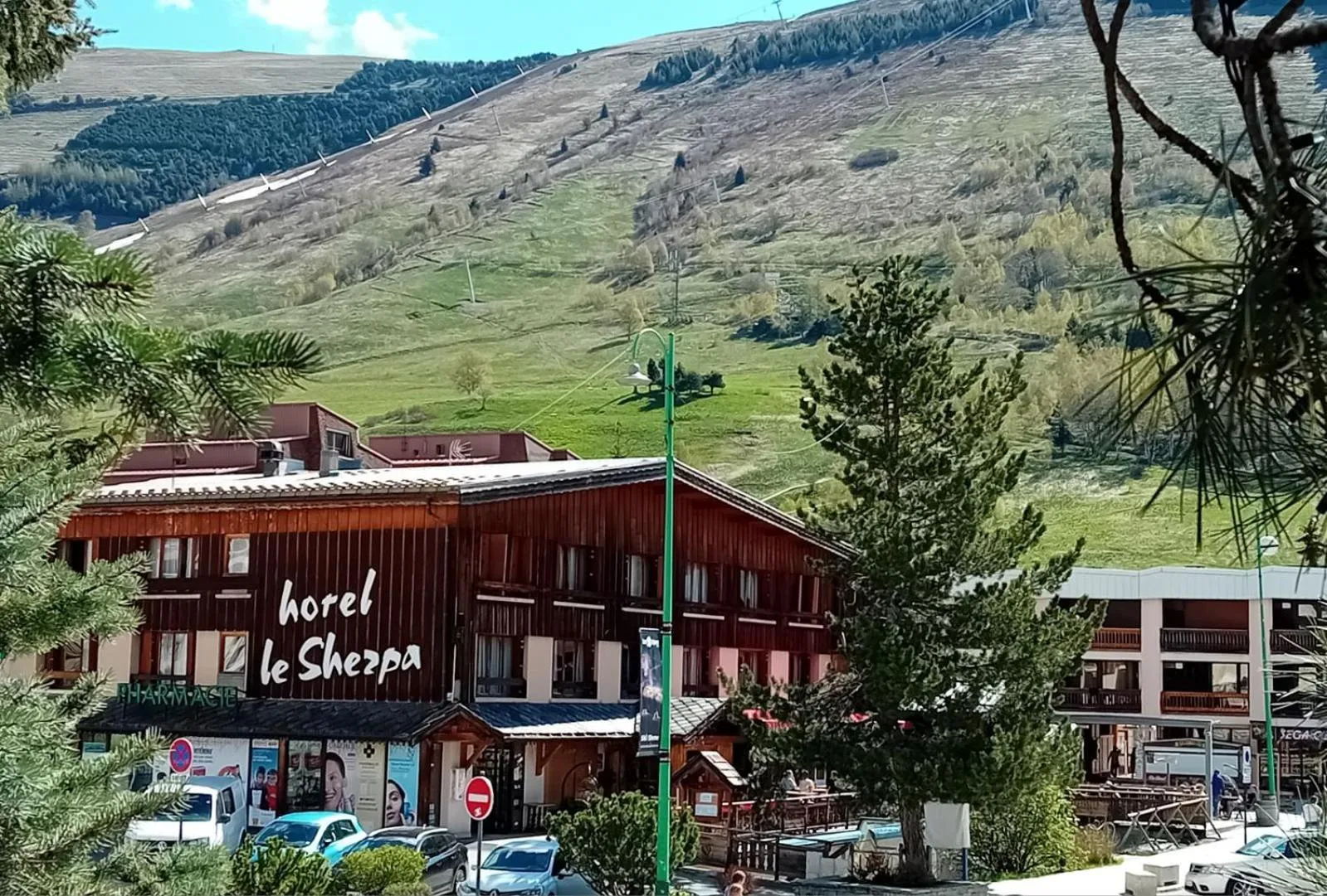 Property building in Hotel le Sherpa