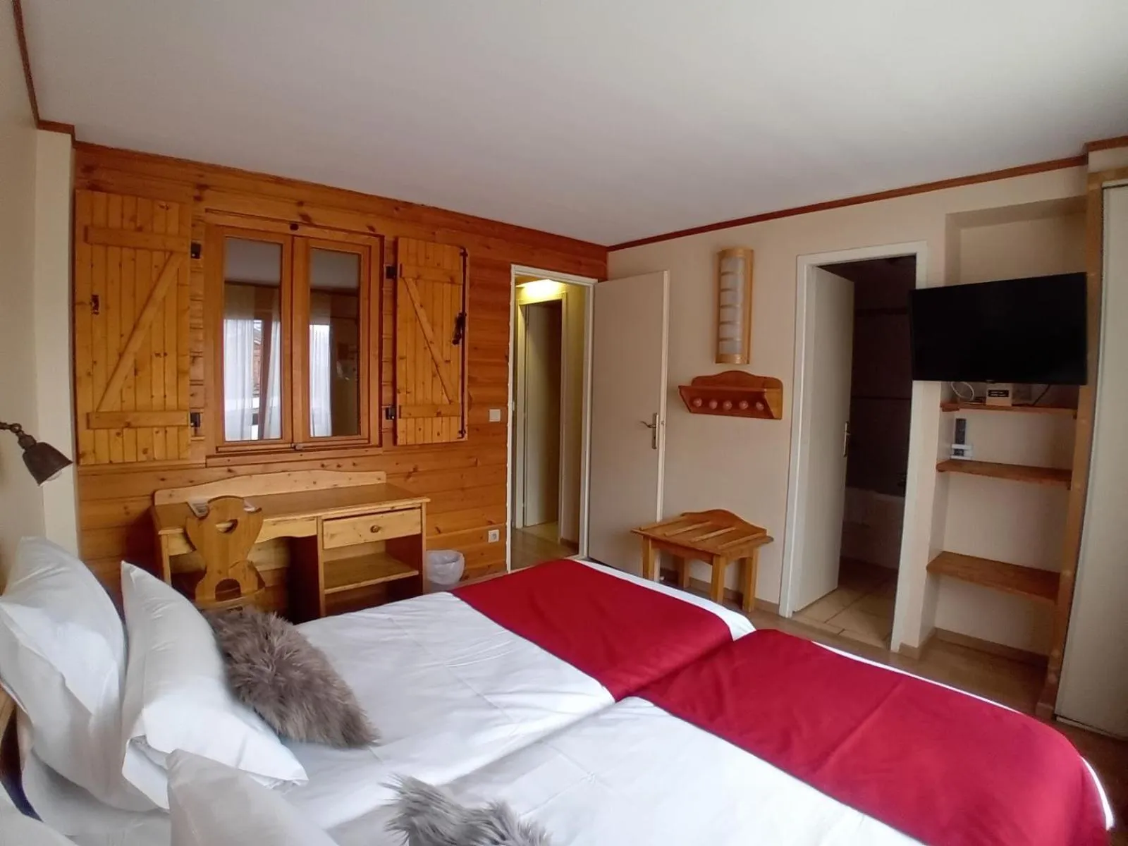 Communal lounge/ TV room, Bed in Hotel le Sherpa