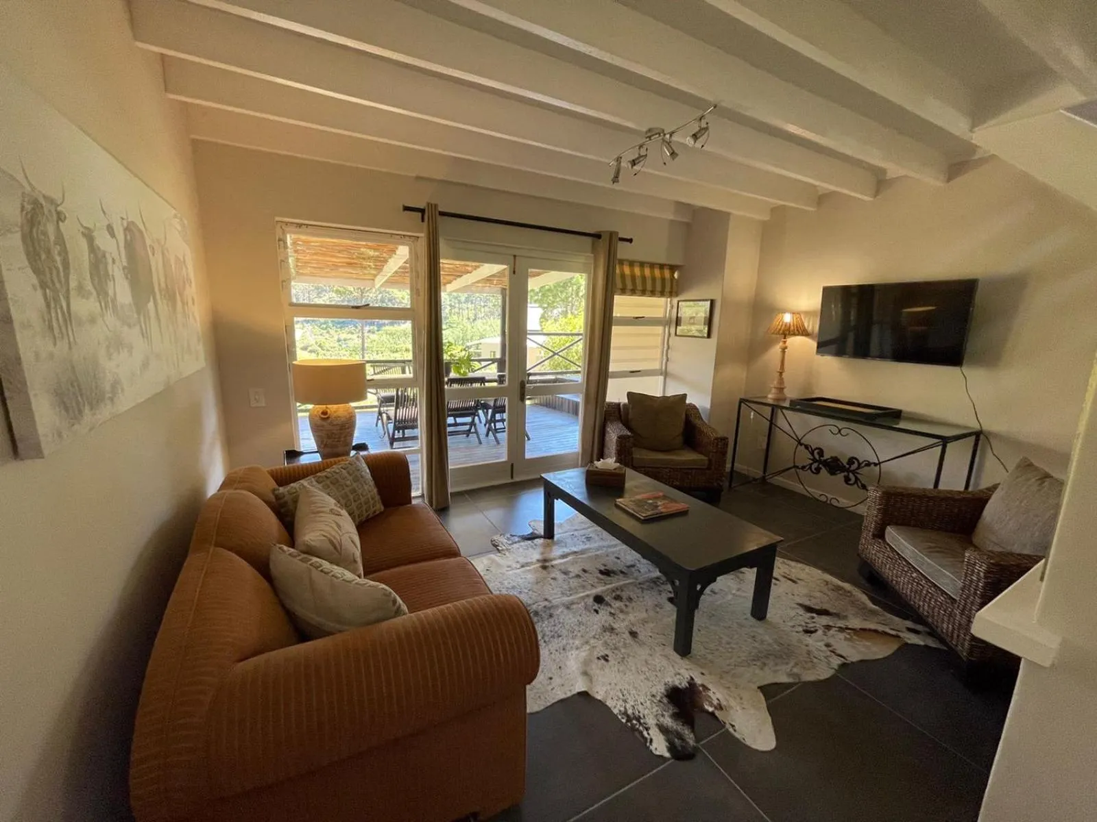 Communal lounge/ TV room in Silvermist Wine Estate