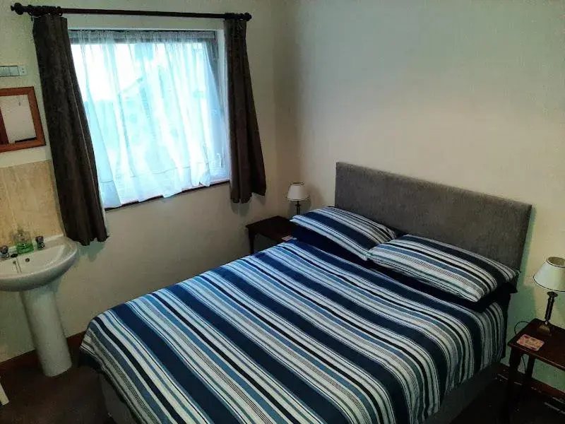 Double Room with Shared Bathroom in Mirandas Guest House Double Room with Shared Bathroom in Mirandas Guest House