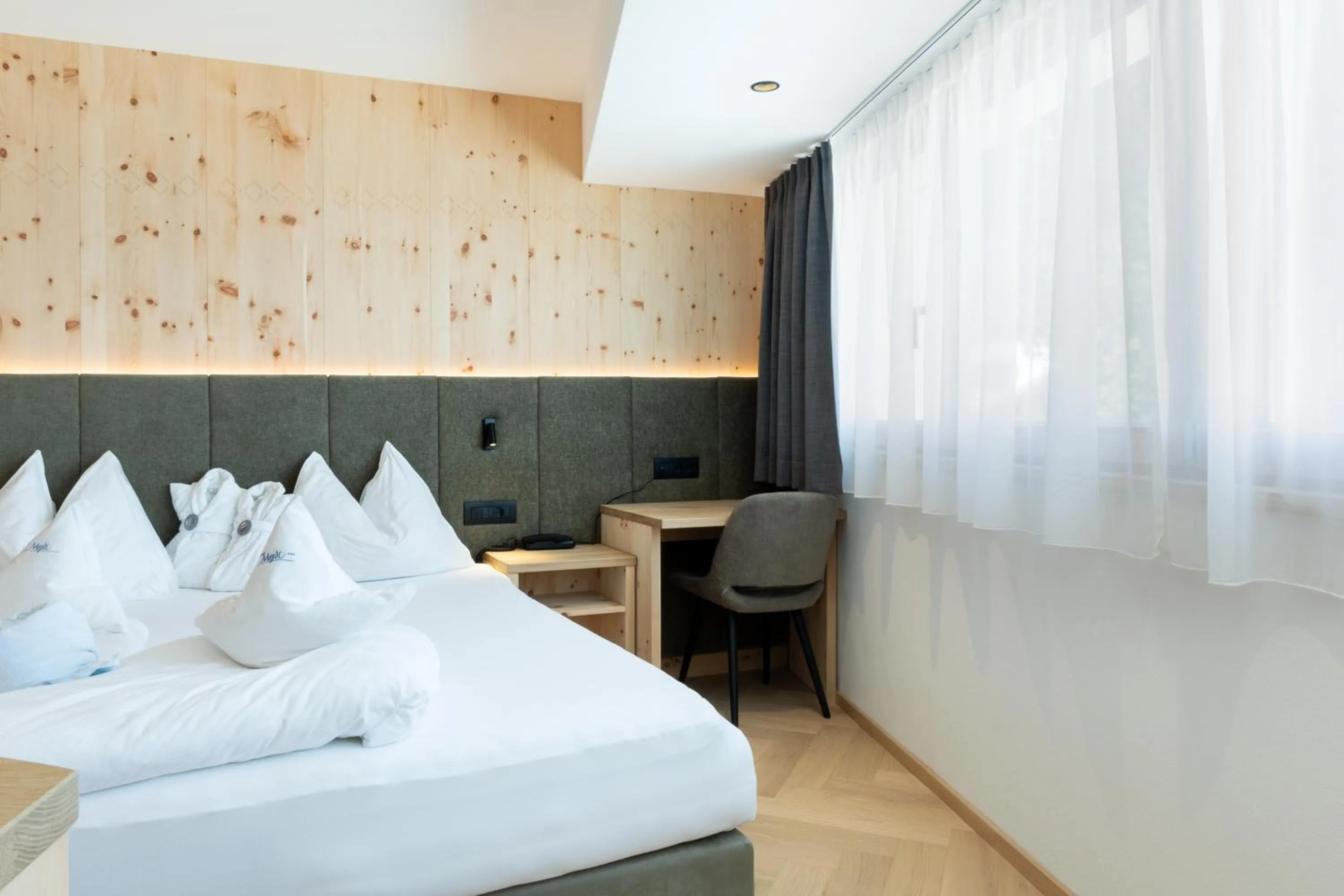 Bedroom, Bed in Mountain Hotel Mezdì