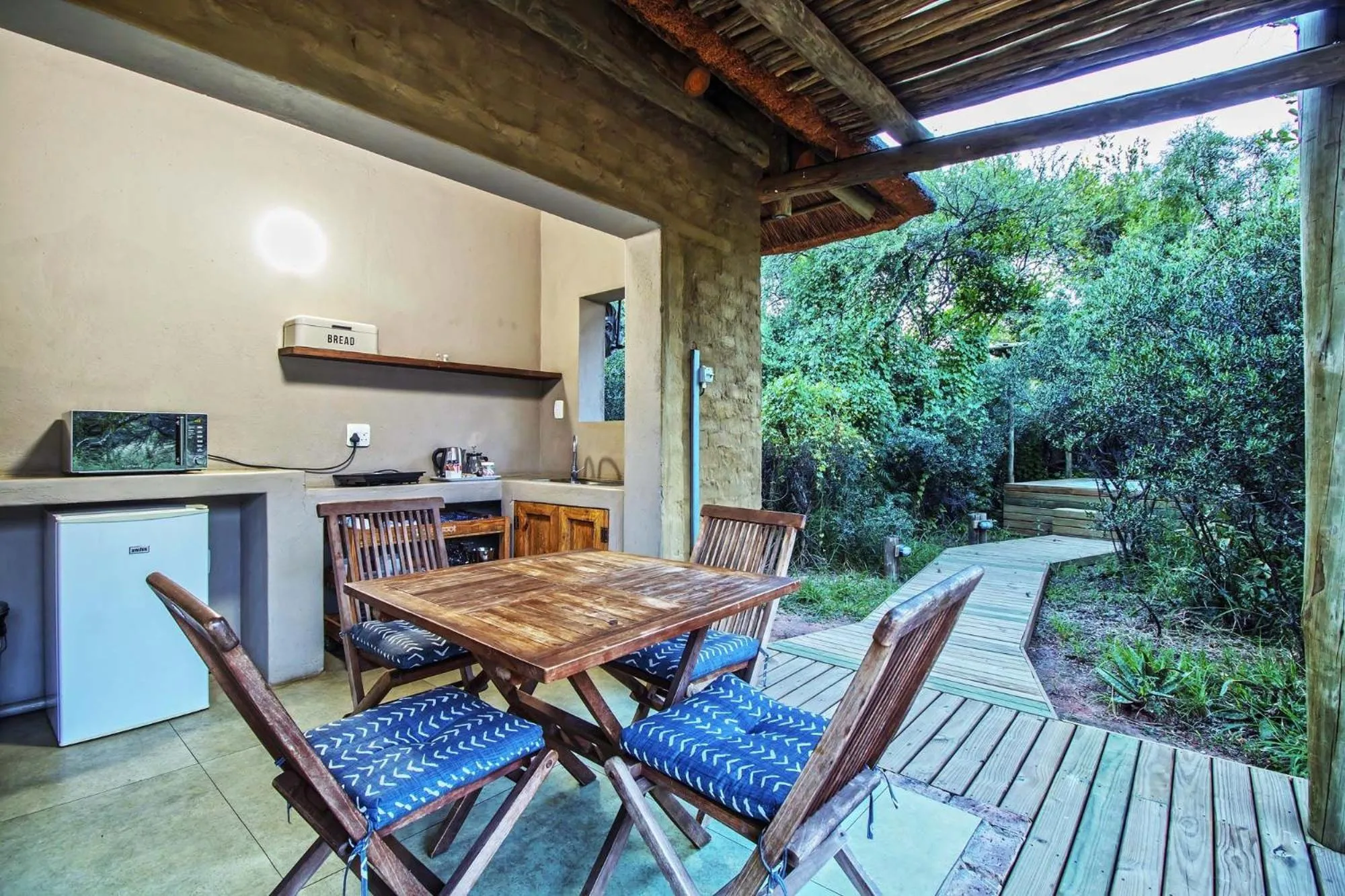 Kitchen or kitchenette in LookOut Safari Lodge