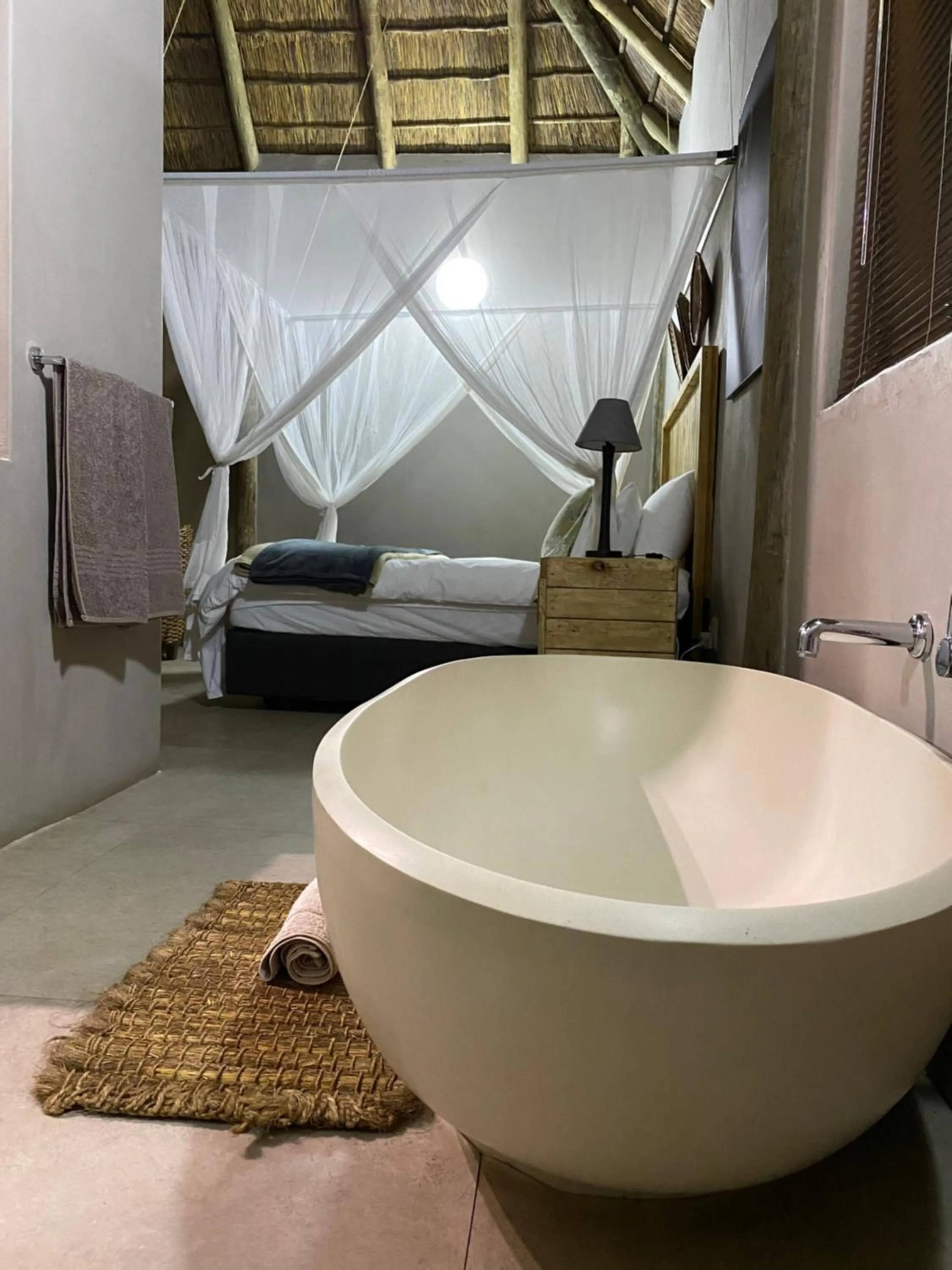 Bathroom, Bed in LookOut Safari Lodge