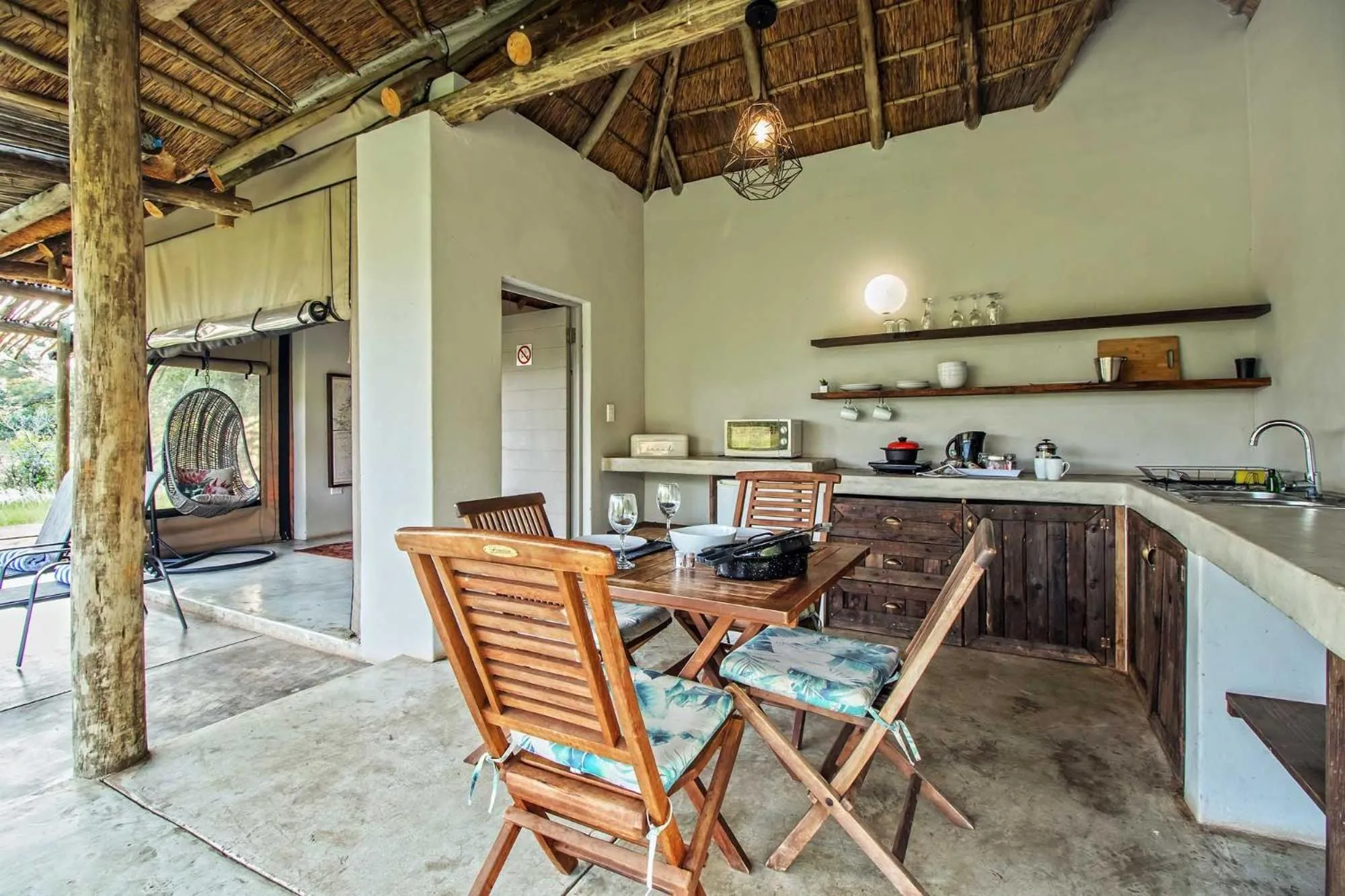 Kitchen or kitchenette in LookOut Safari Lodge