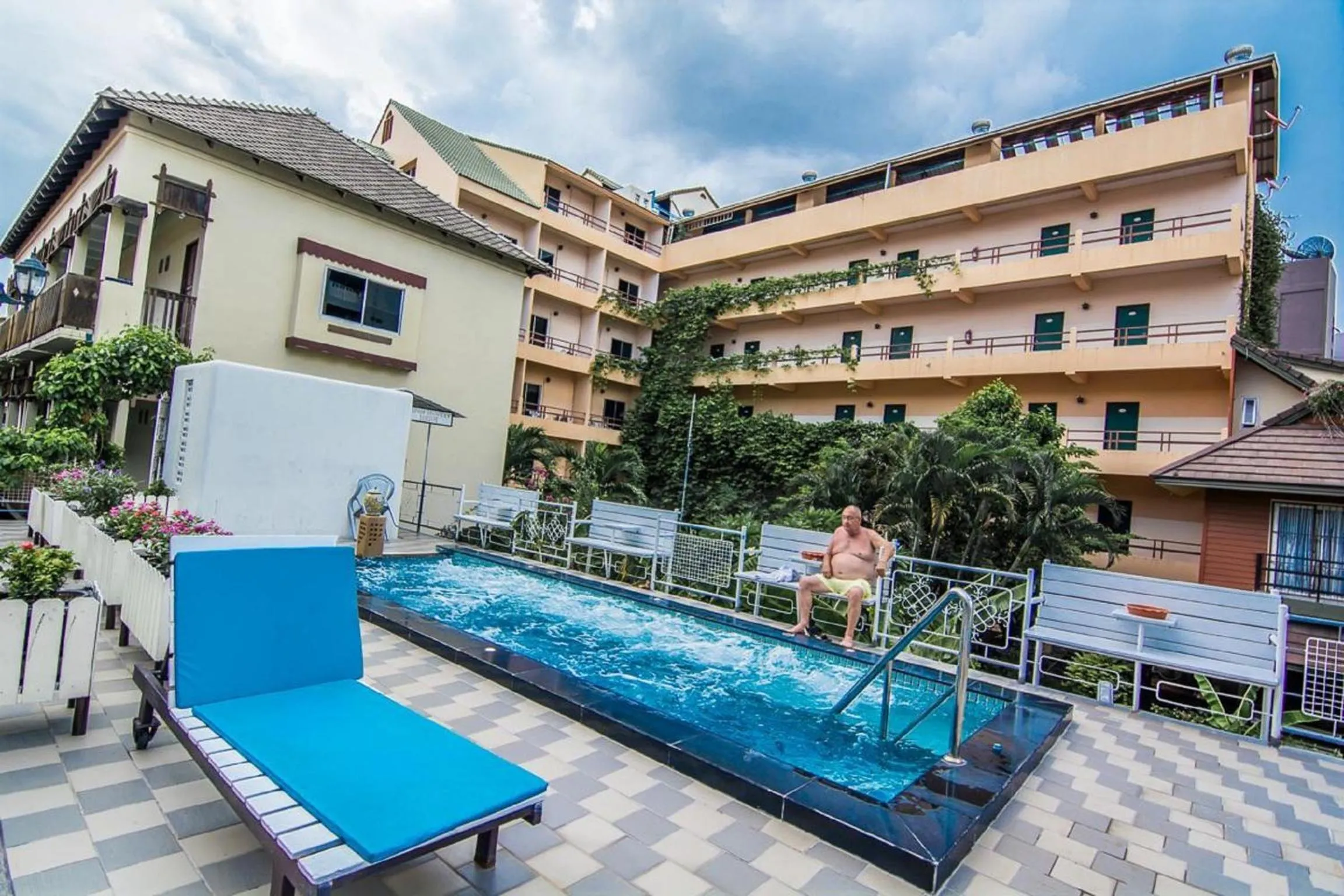Swimming pool in Sutus Court 1