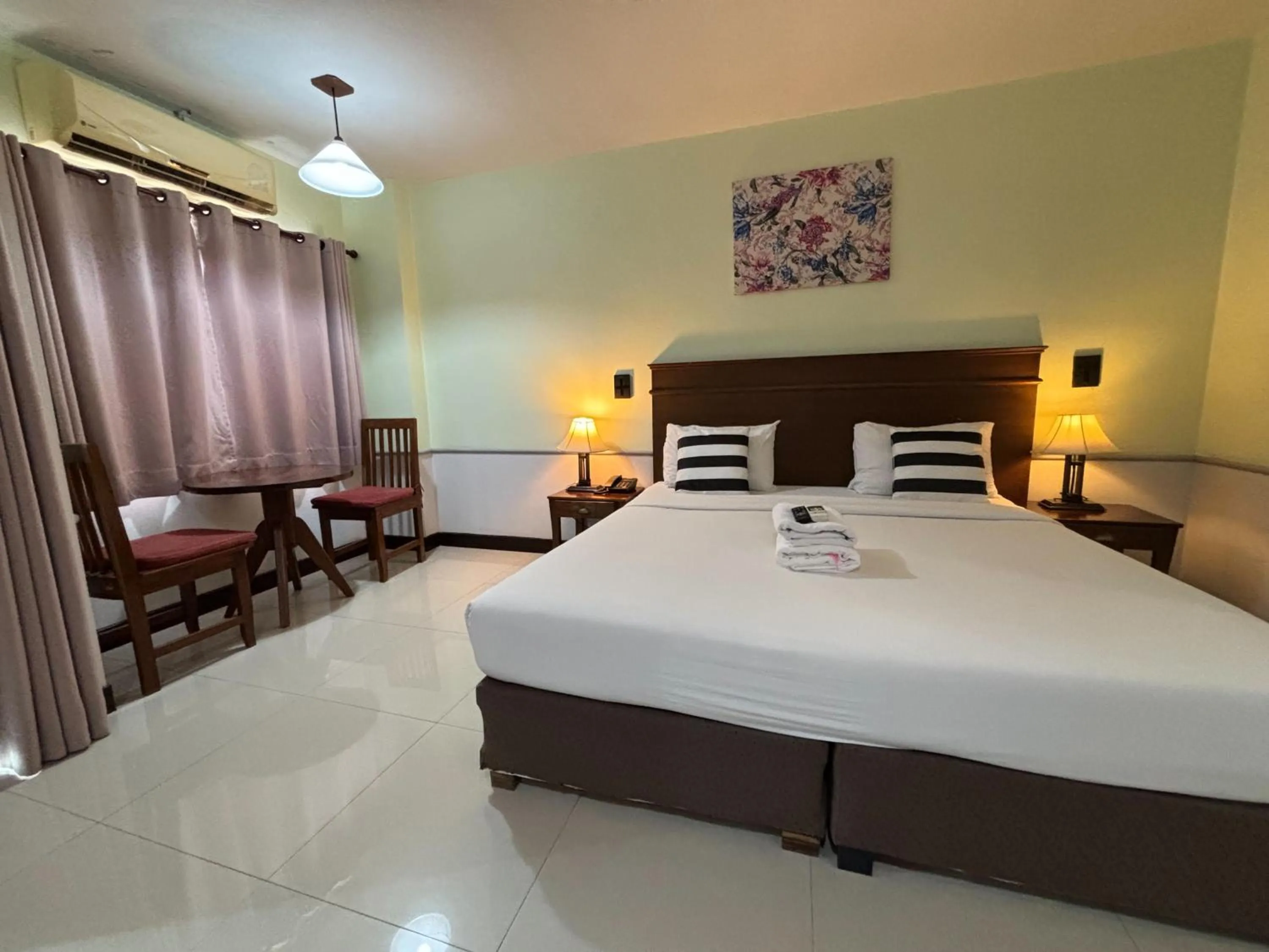 Bedroom, Bed in Sutus Court 1