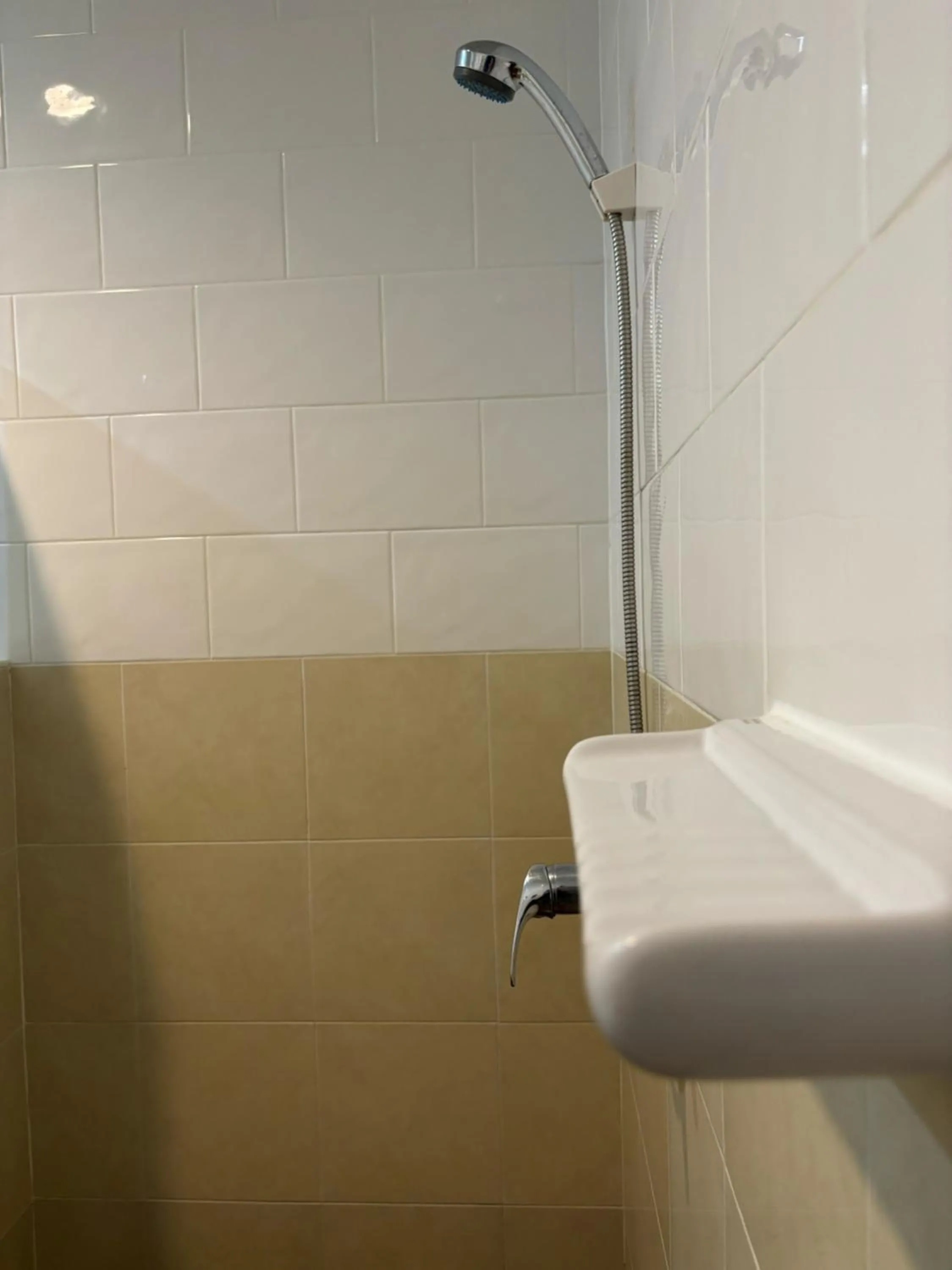 Bathroom in Sutus Court 1