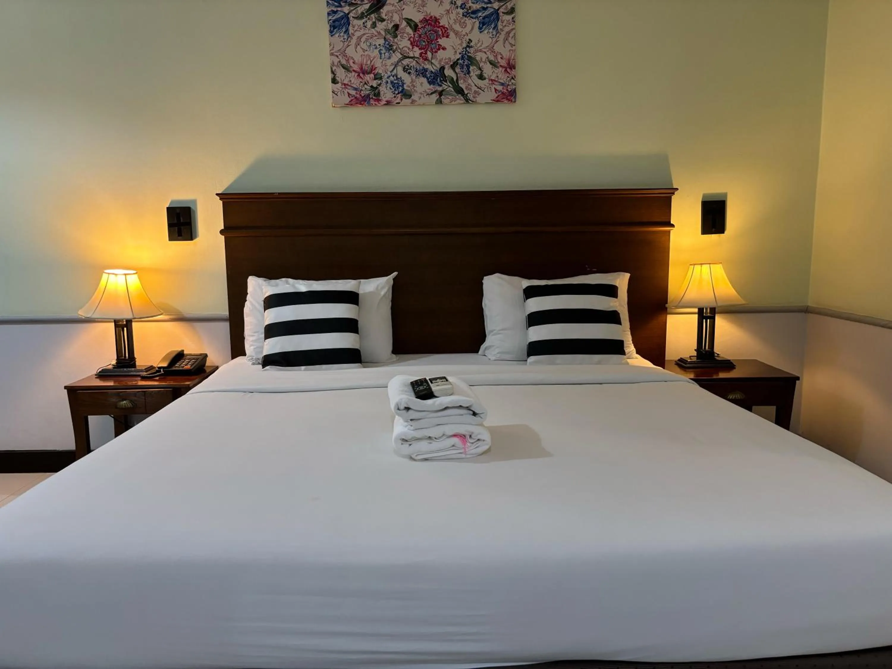 Bedroom, Bed in Sutus Court 1