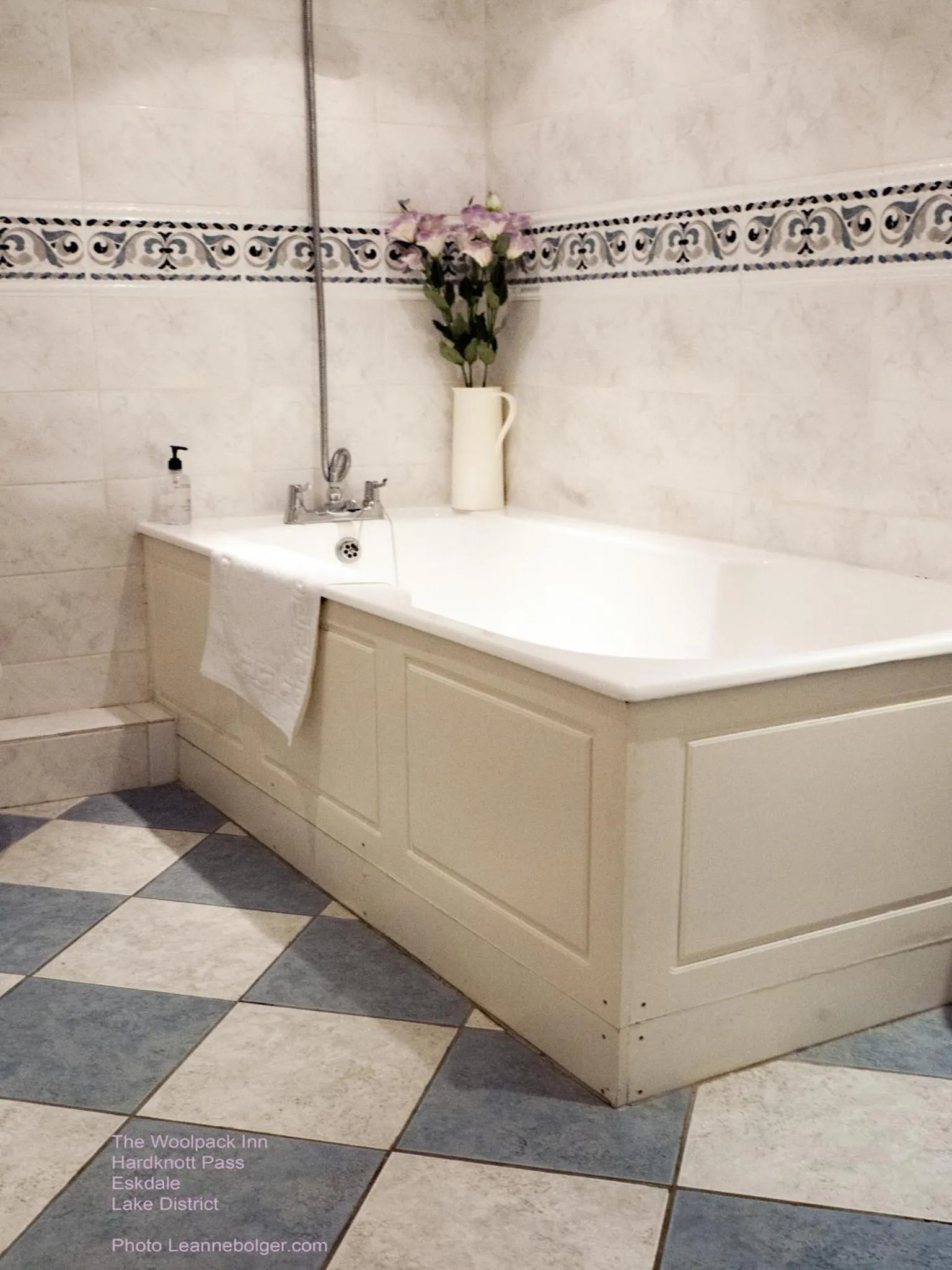 Shower in Woolpack Inn