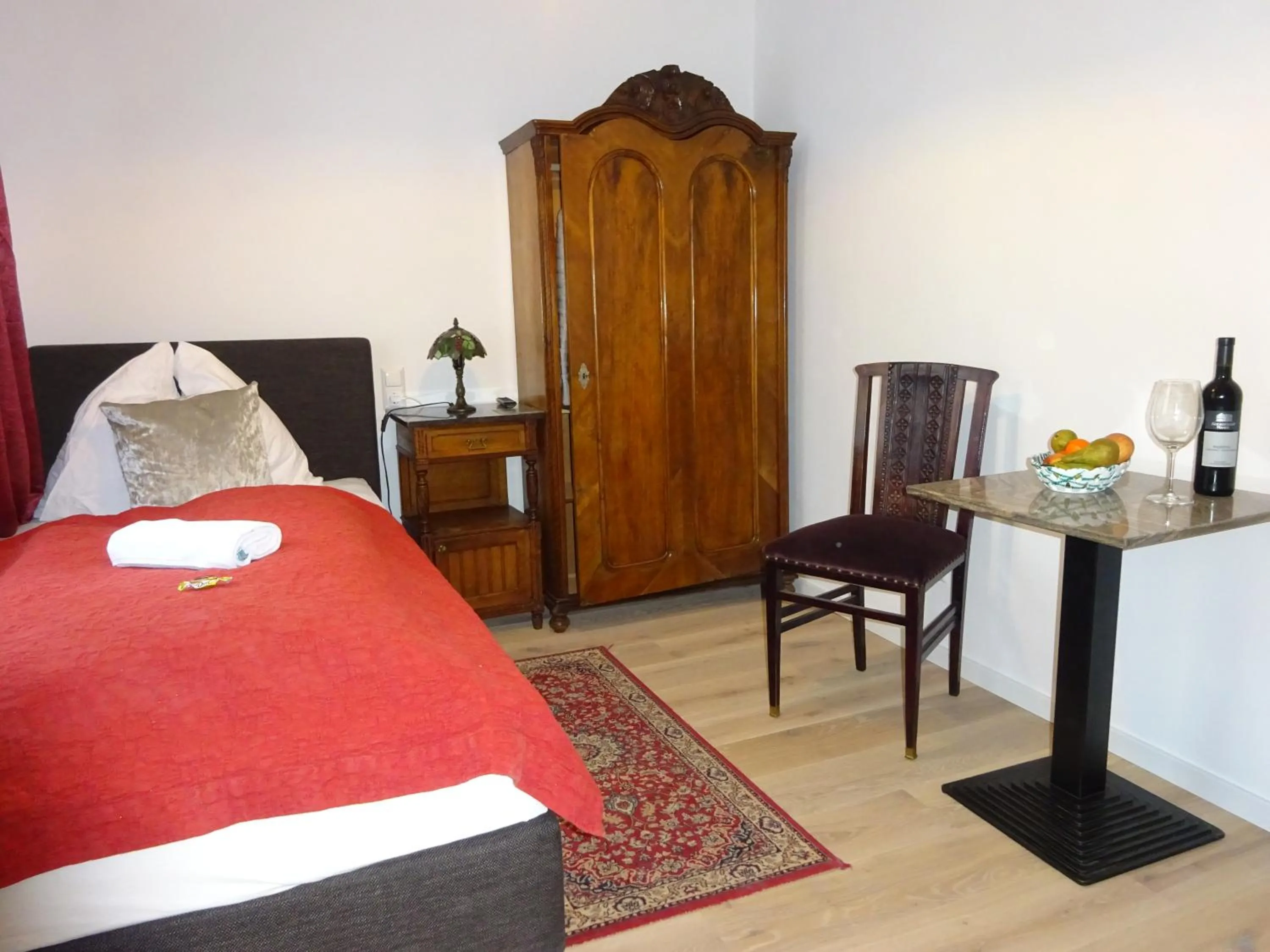 Bedroom, Bed in Hotel Widhof - Check-in im Hotel Nibelungenhof