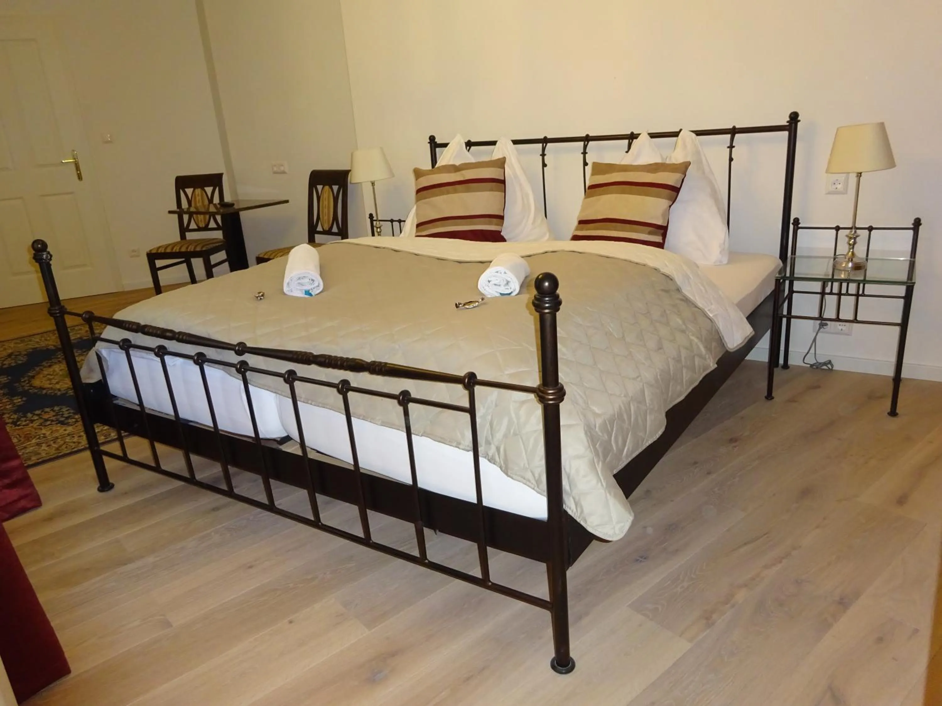 Bedroom, Bed in Hotel Widhof - Check-in im Hotel Nibelungenhof