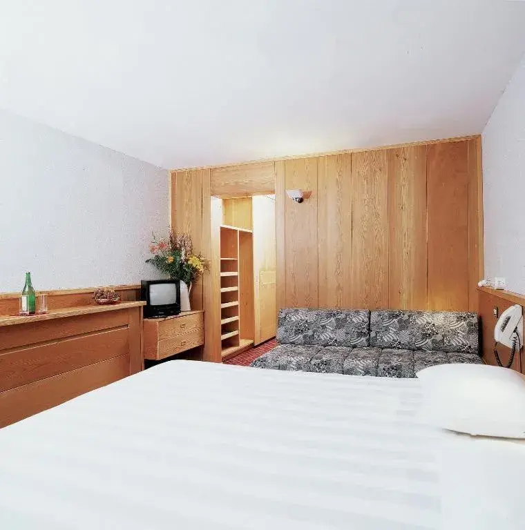 Triple Room in La Trinitè Monboso Hotel Triple Room in La Trinitè Monboso Hotel