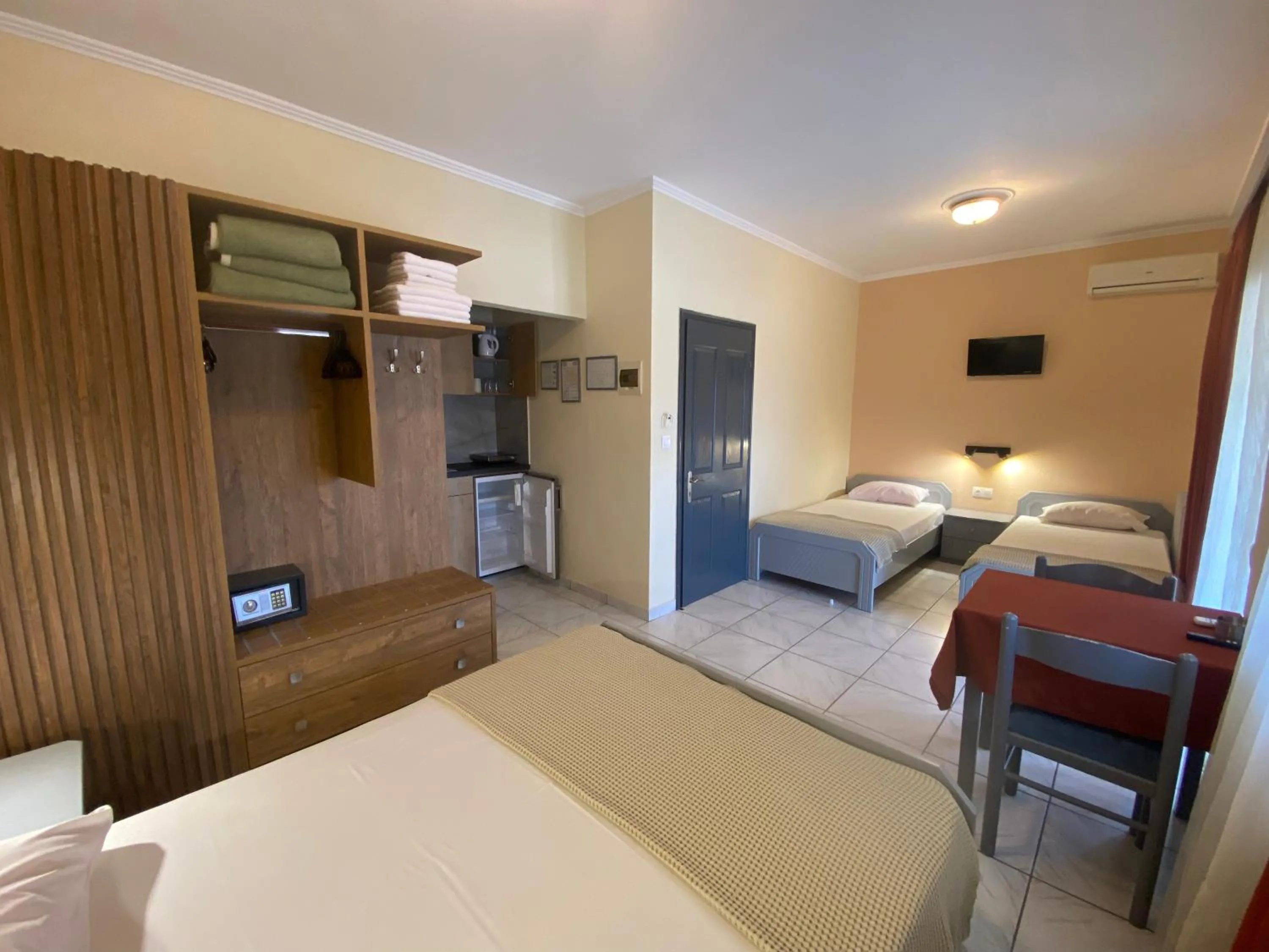 Kitchen or kitchenette, Bed in Oasis