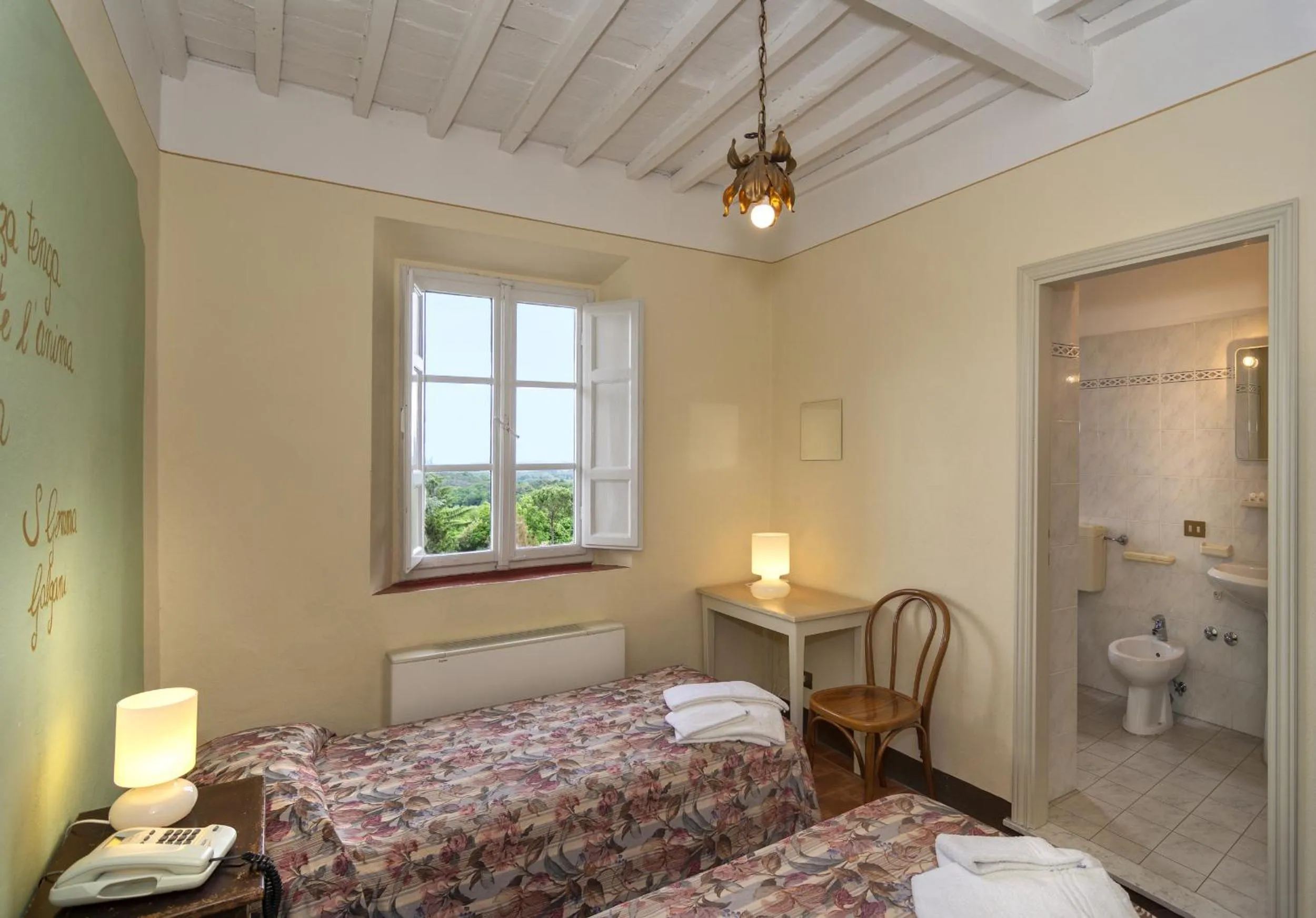 Bed in Casa Diocesana di Lucca