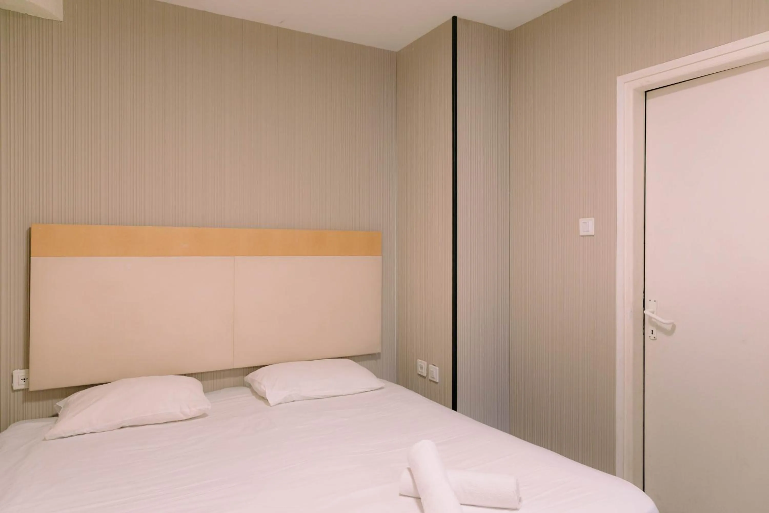 Bed in Rich apartments renovated & with modern design