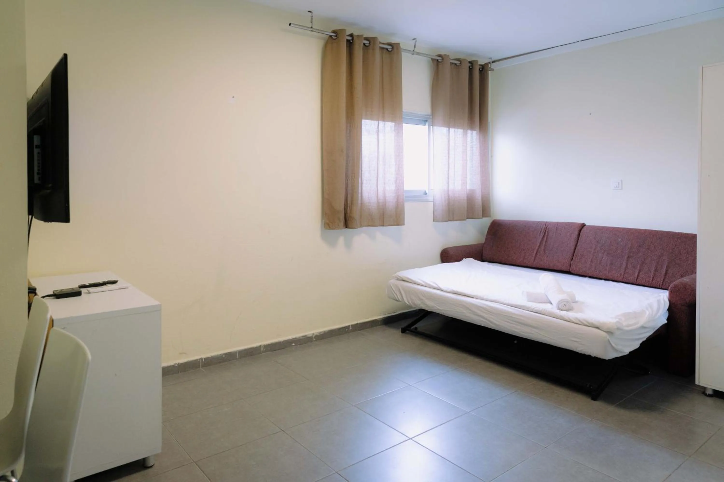 Bed in Rich apartments renovated & with modern design