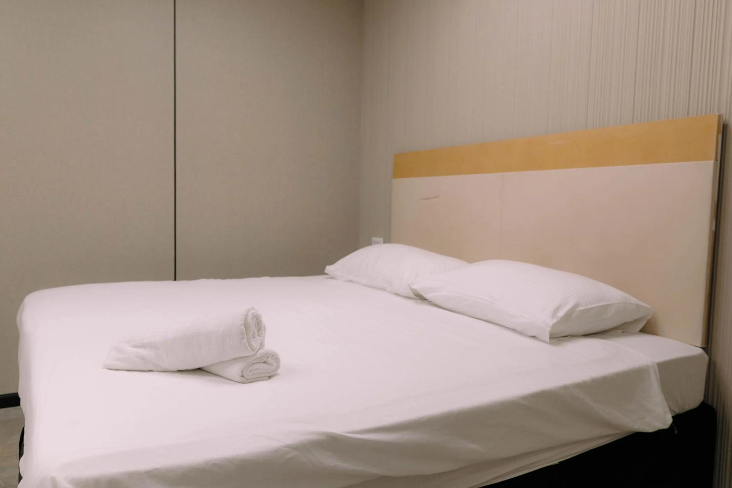 Bed in Rich apartments renovated & with modern design