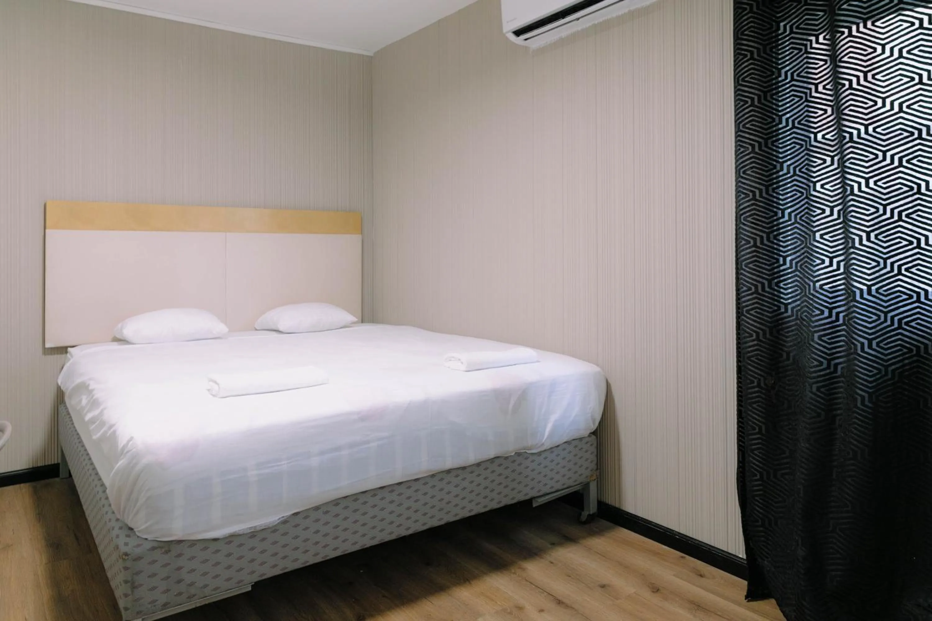 Bed in Rich apartments renovated & with modern design