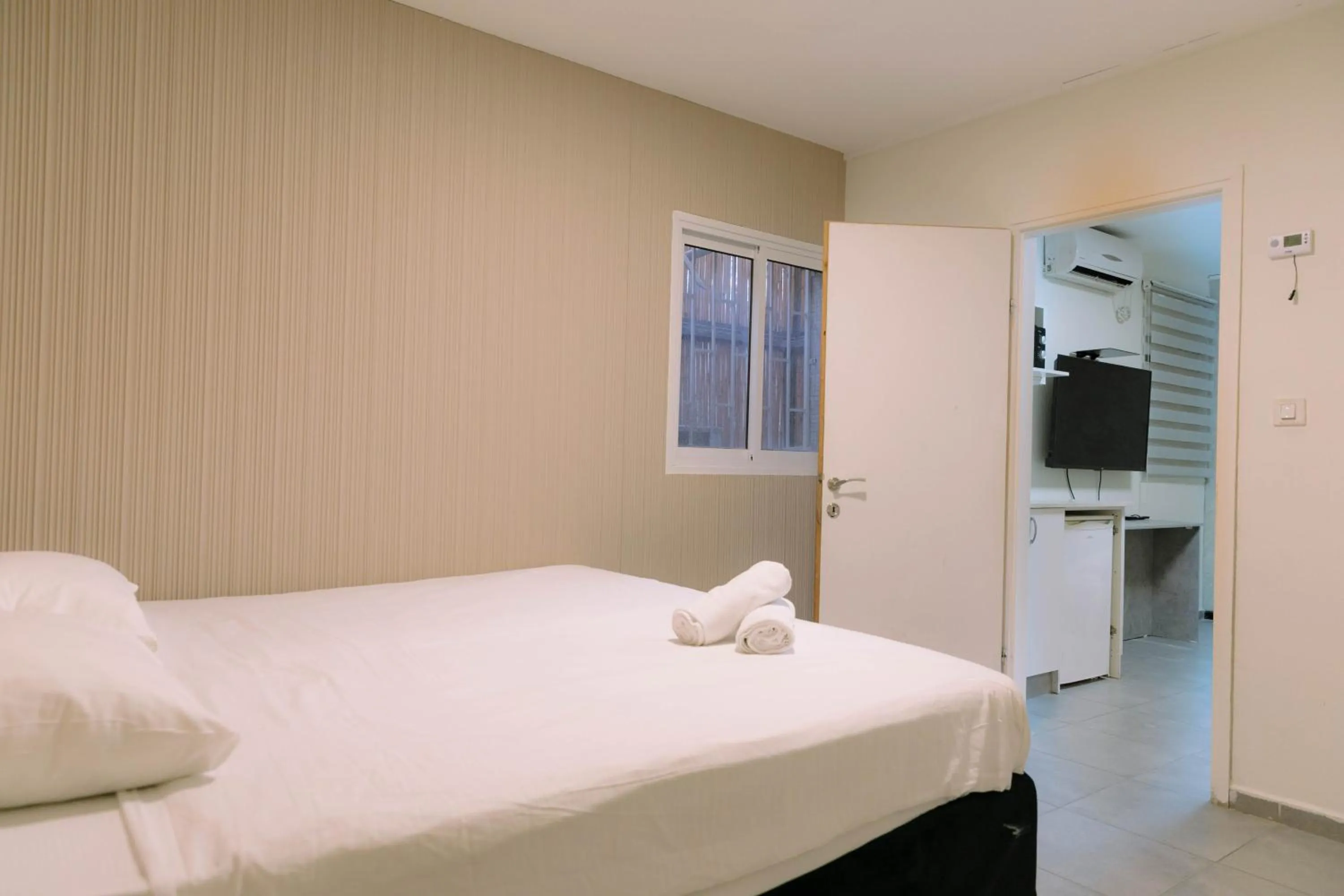 Bed in Rich apartments renovated & with modern design