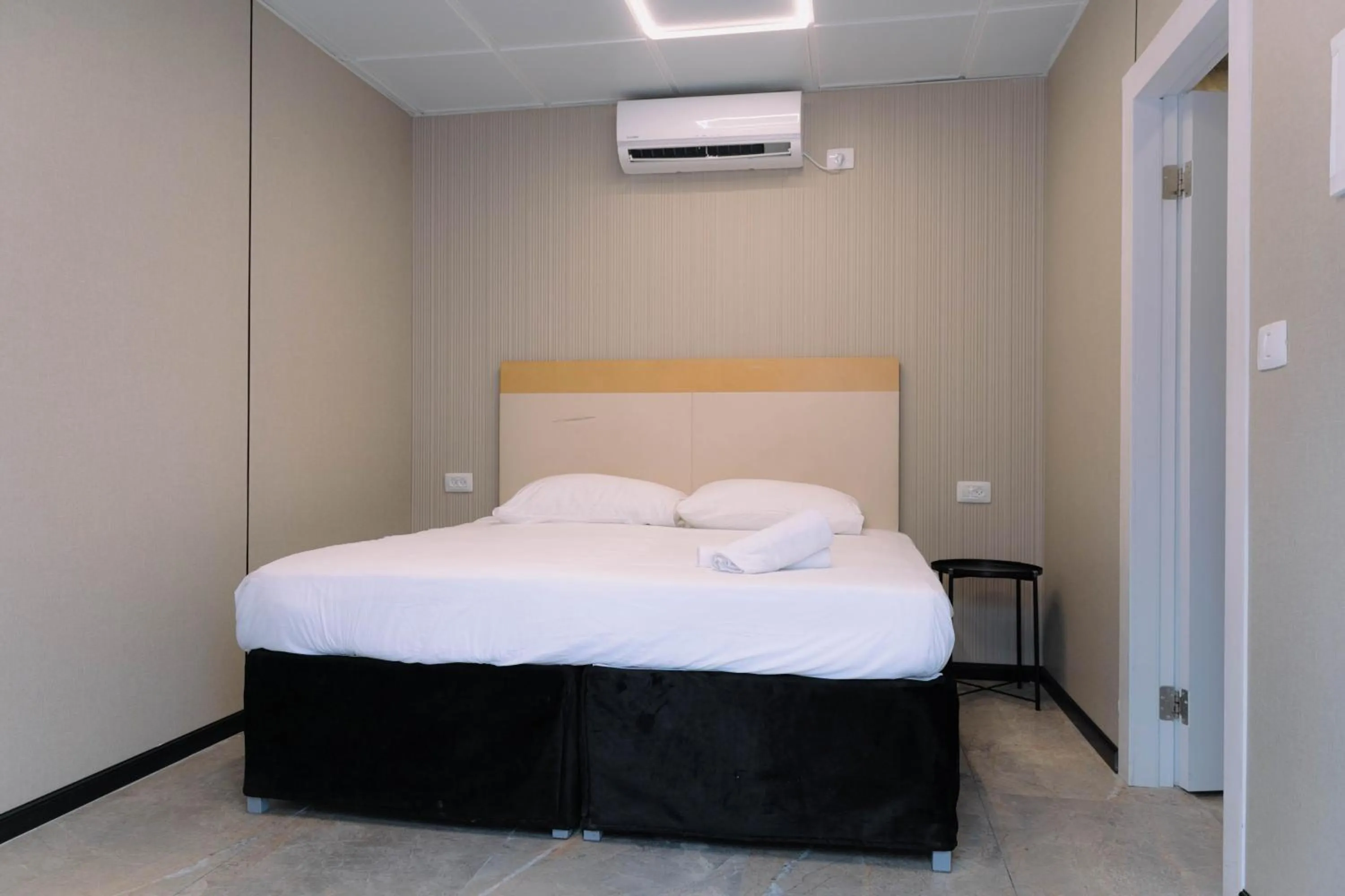 Bed in Rich apartments renovated & with modern design