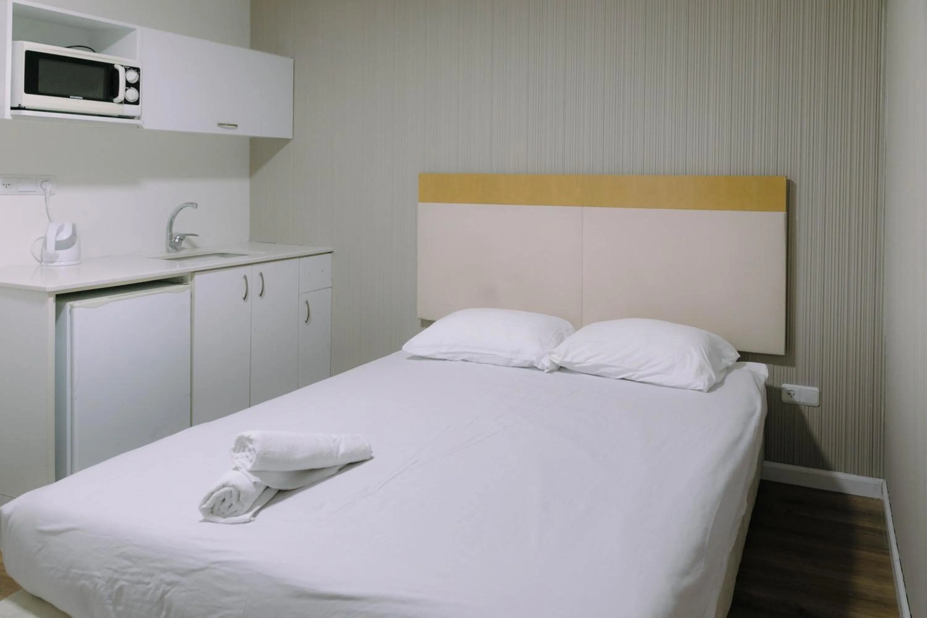 Bed in Rich apartments renovated & with modern design