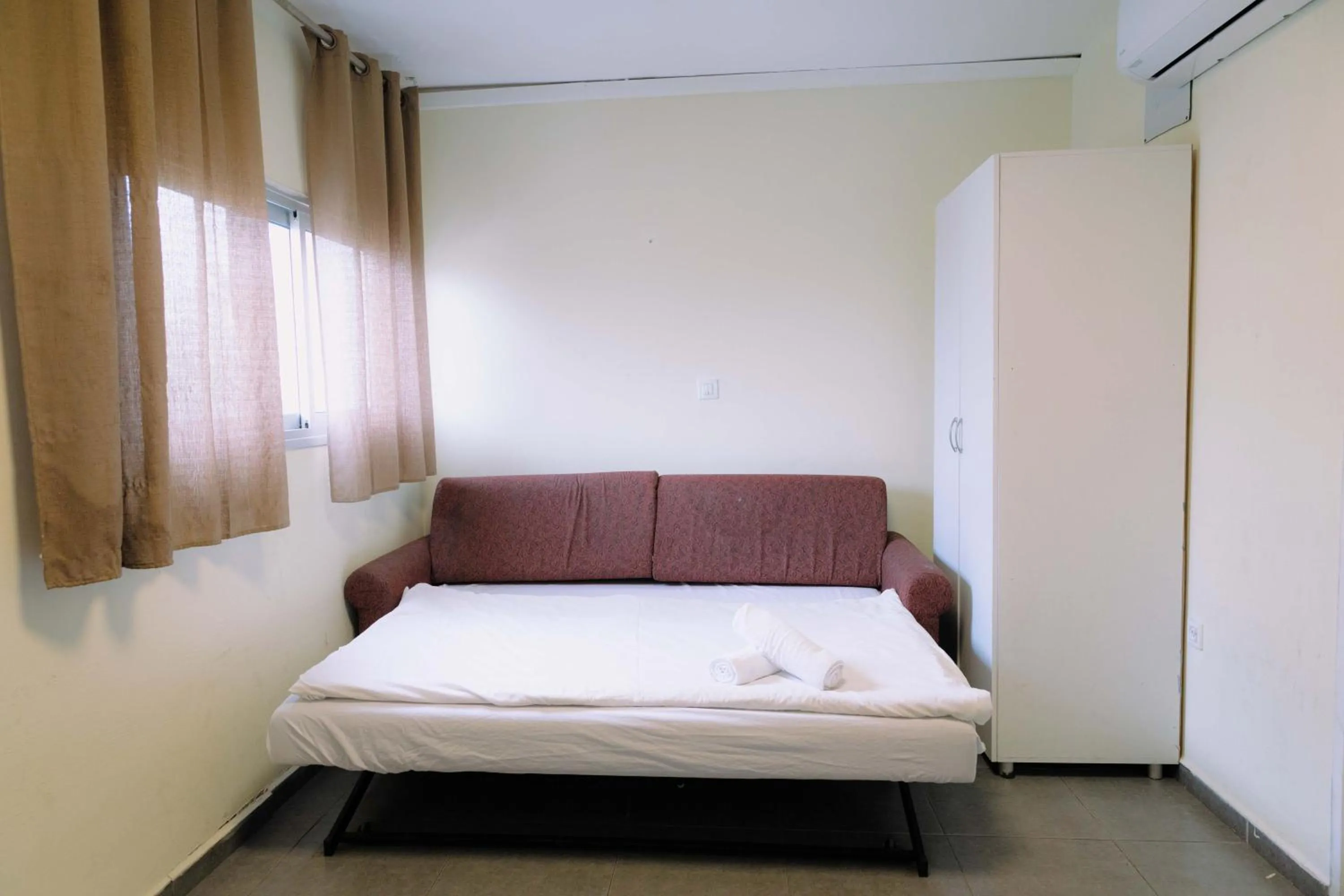 Bed in Rich apartments renovated & with modern design